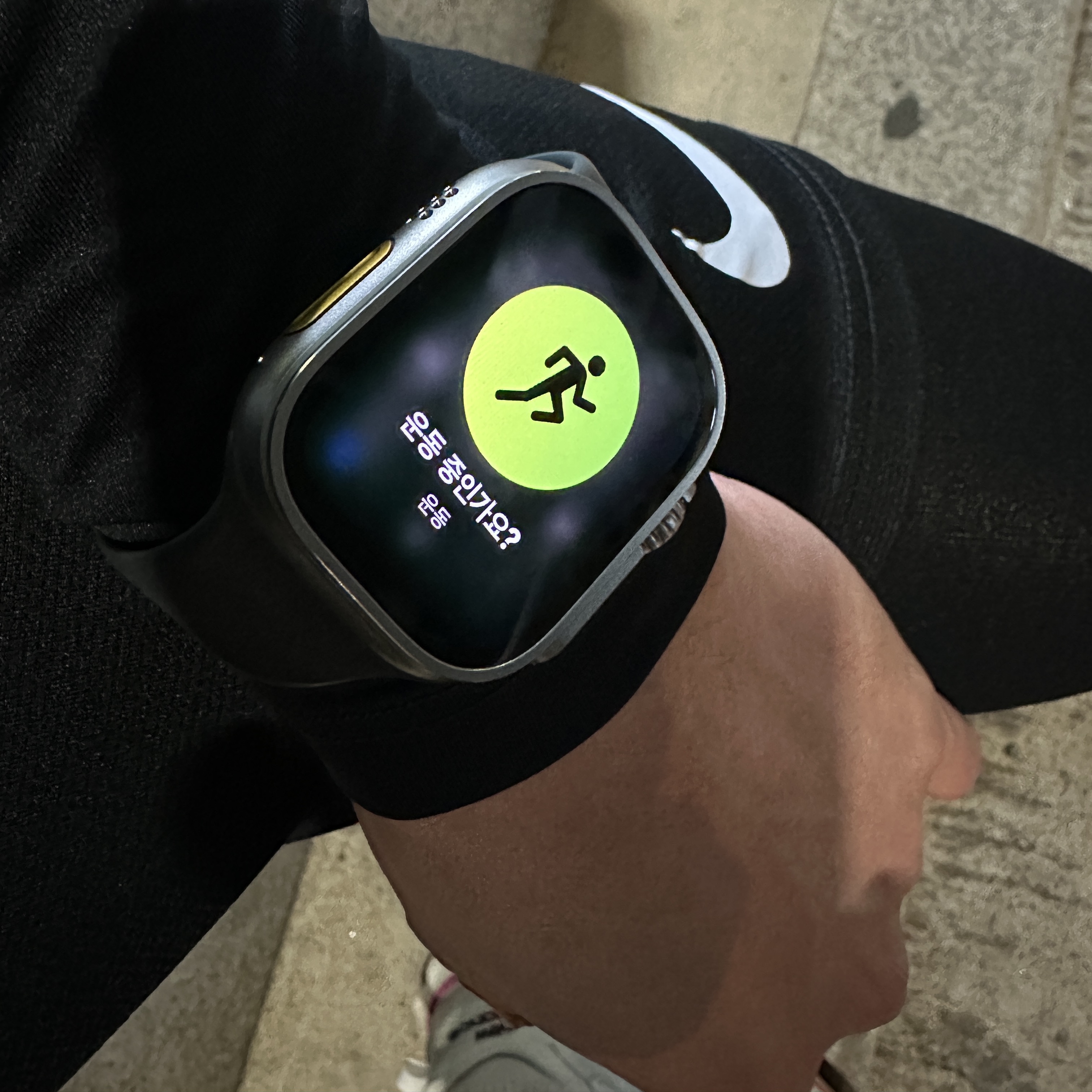 New Balance FuelCell SC Elite v3 White - D Standard, Apple Watch Ultra 49mm Titanium Case with M Alpine Loop Green (Korean Ver.) 착용 스타일 - 1