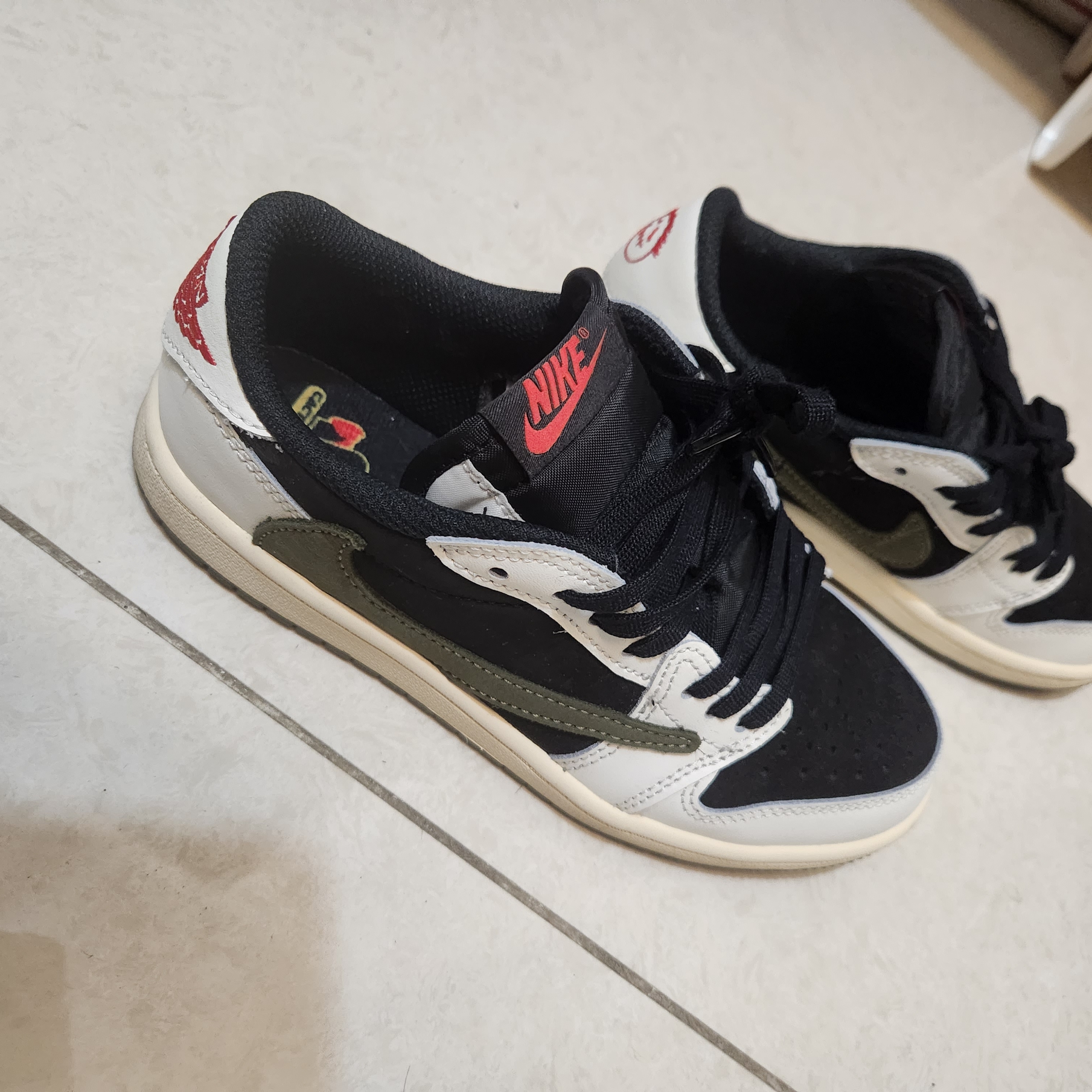 (PS) Jordan 1 x Travis Scott Retro Low OG SP Medium Olive 착용 스타일 - 1
