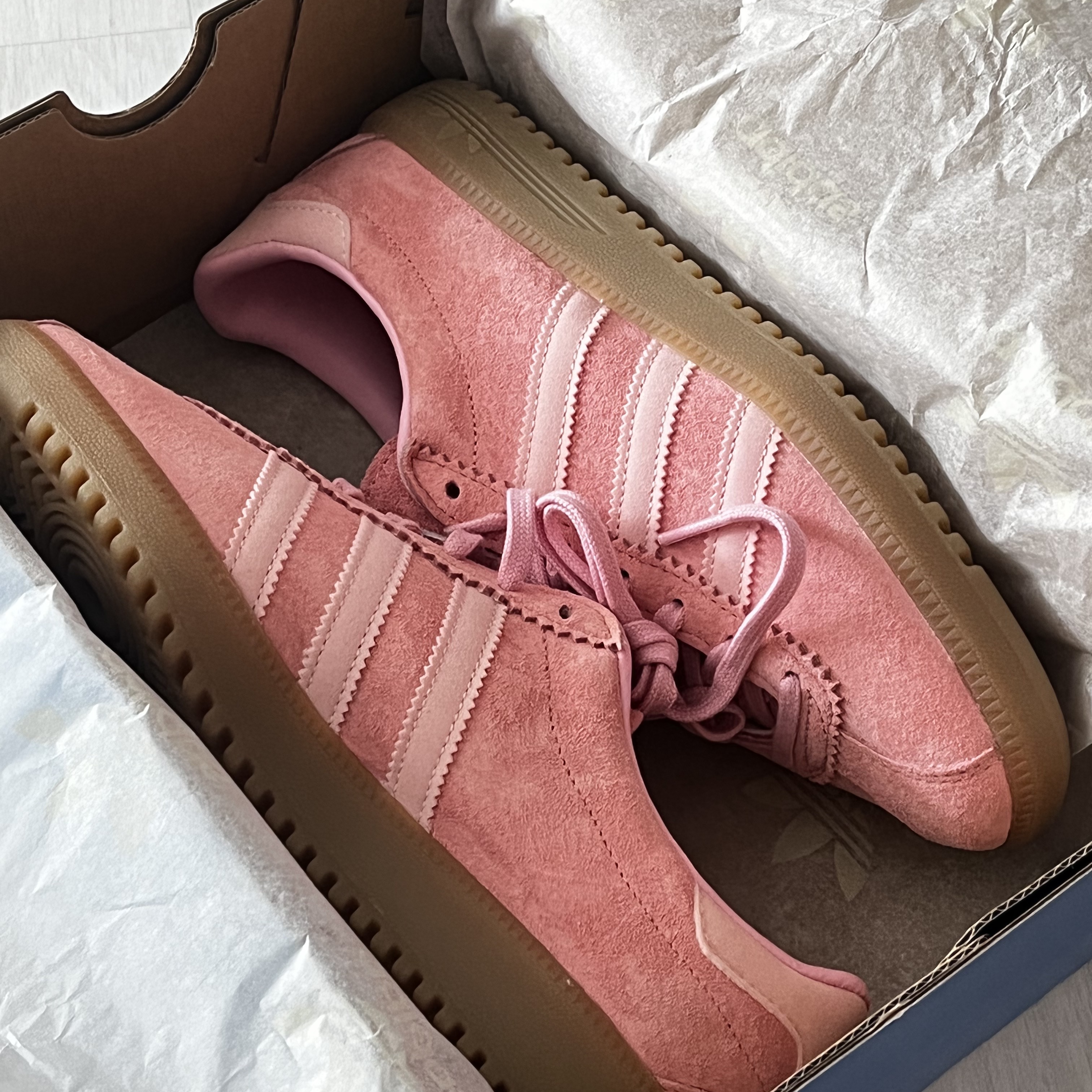Adidas Bermuda Glow Pink 착용 스타일