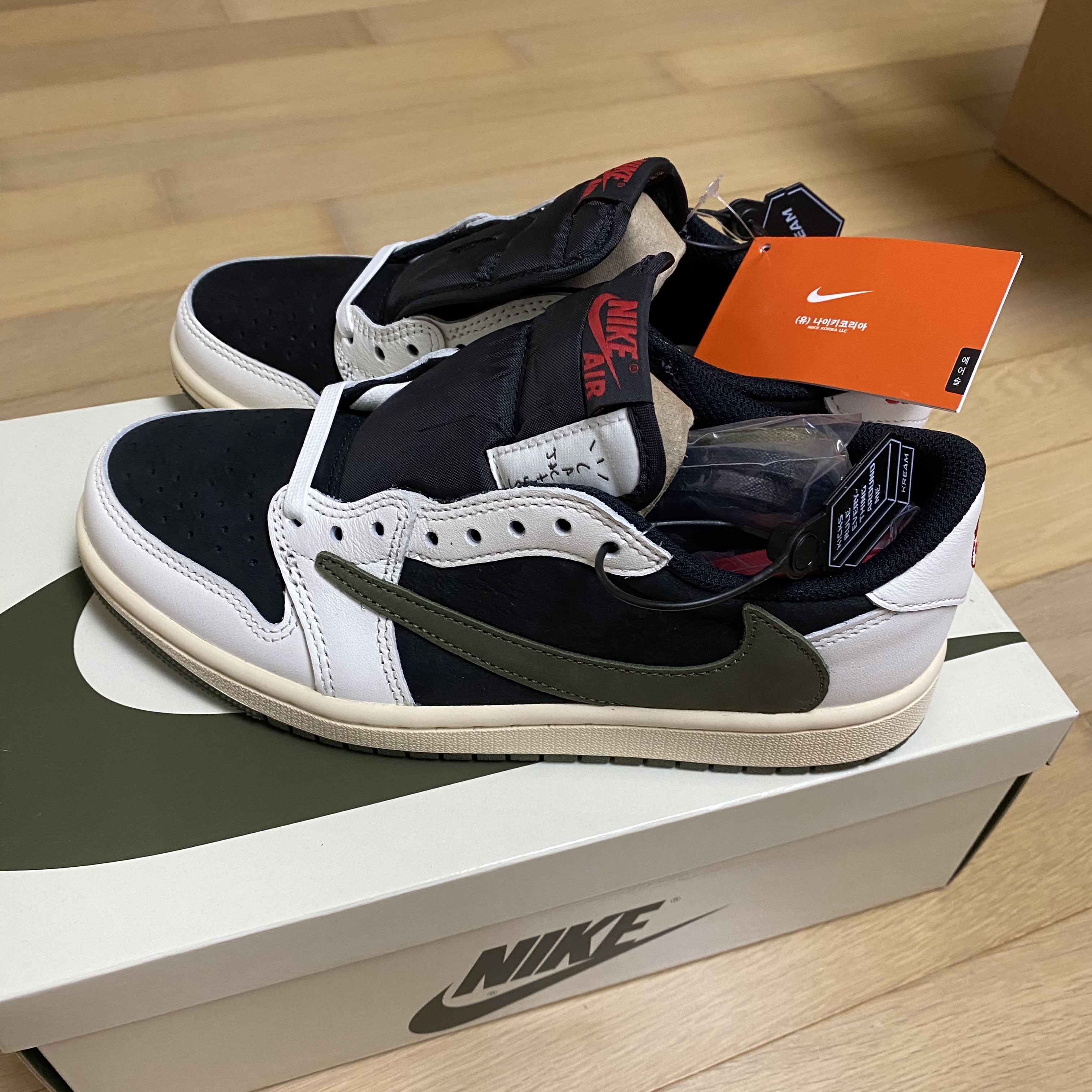 (W) Jordan 1 x Travis Scott Retro Low OG SP Medium Olive 착용 스타일 - 1