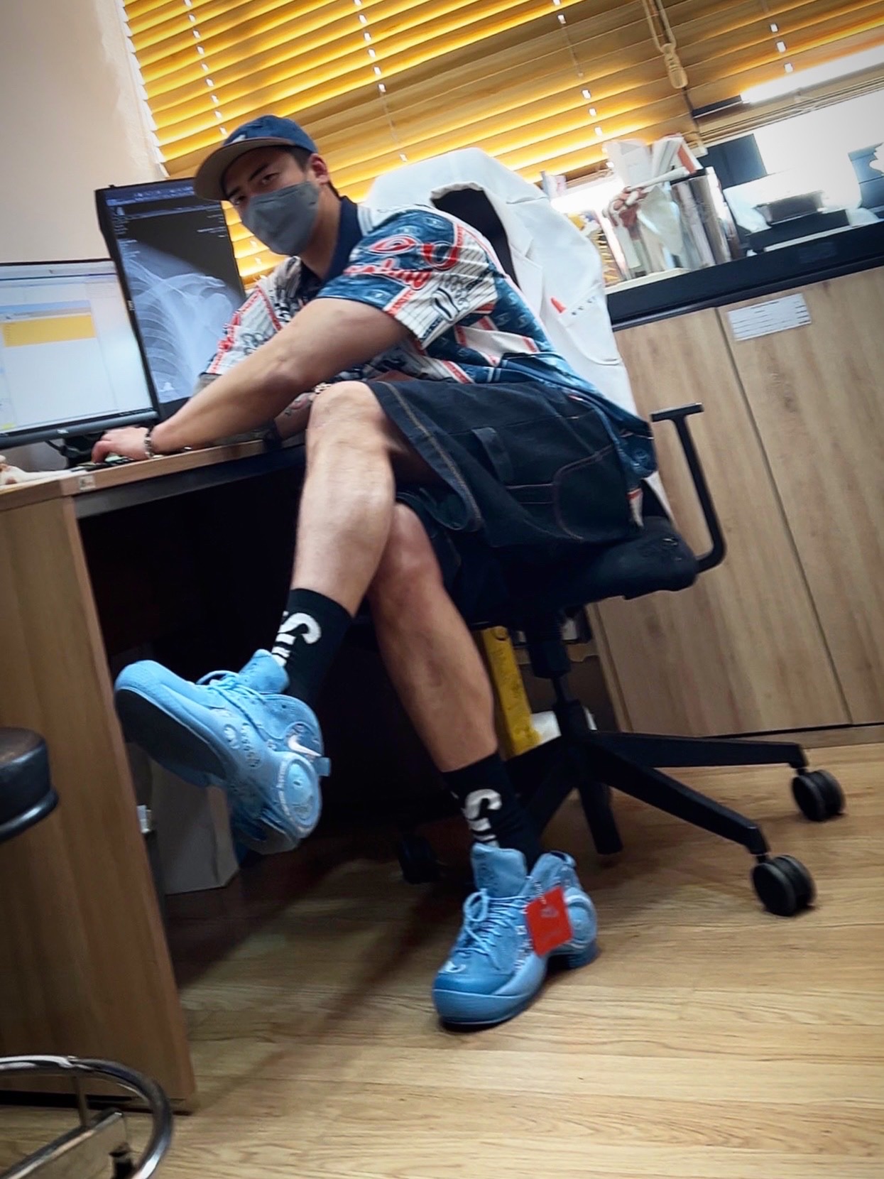 Supreme x Nike Lightweight Crew Socks Black (1 Pack), Nike x Supreme Air Zoom Flight 95 SP University Blue 착용 스타일 - 1
