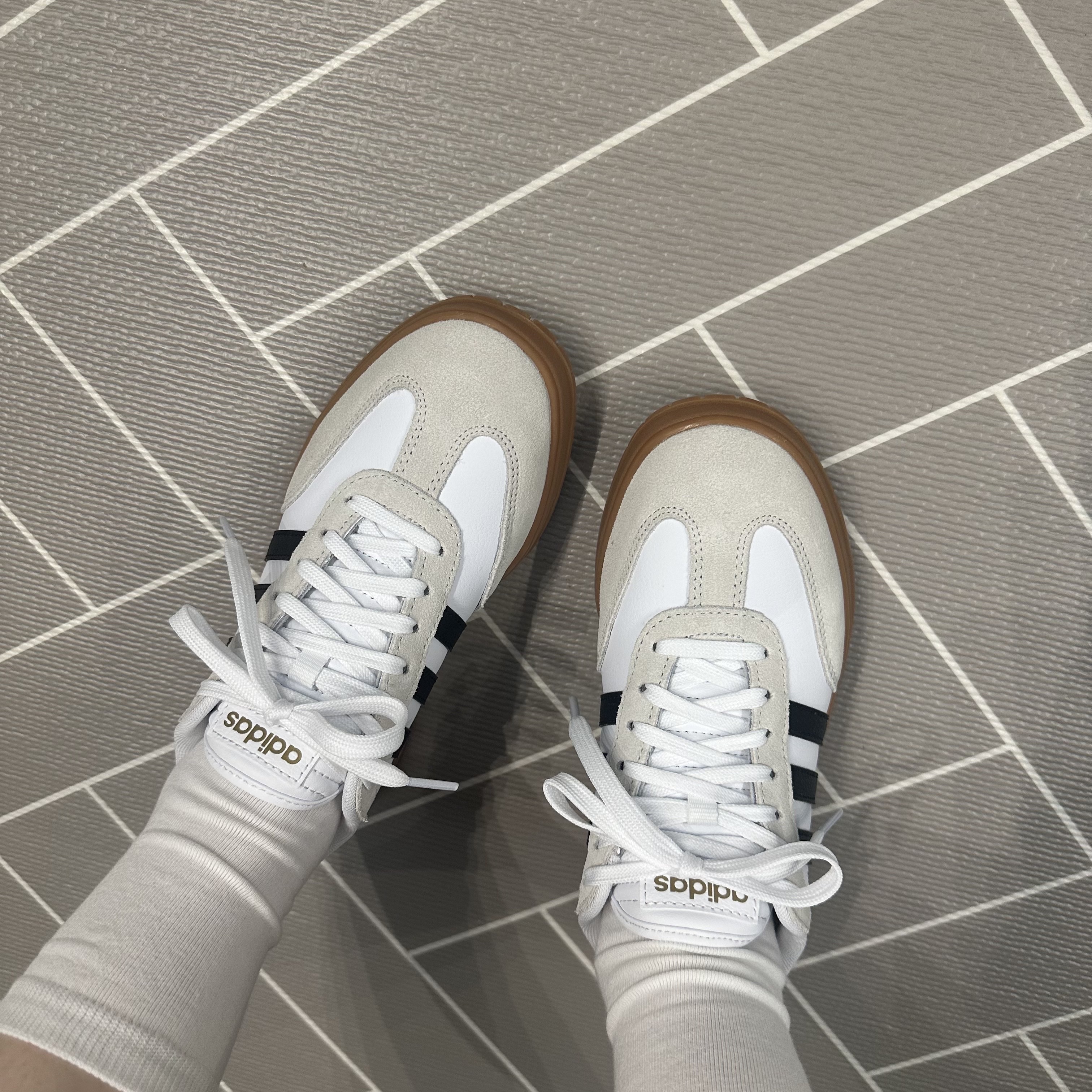 Adidas Gradas White Core Black 착용 스타일 - 2