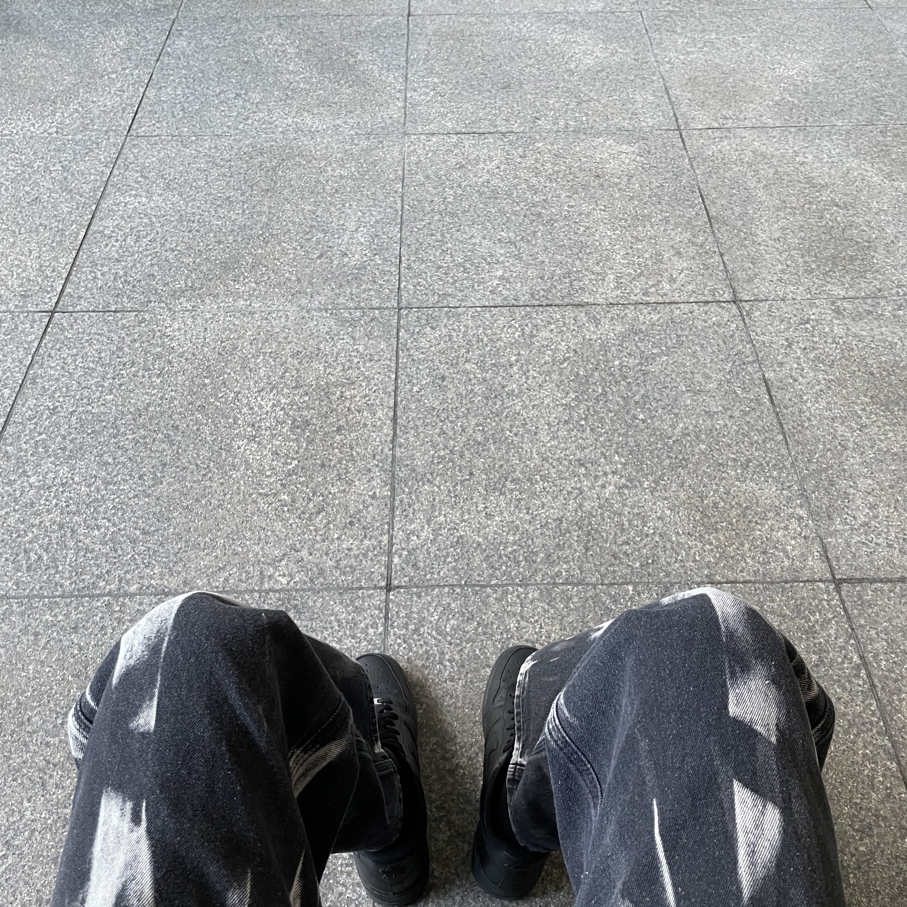 Nike Air Force 1 '07 Low Triple Black 착용 스타일