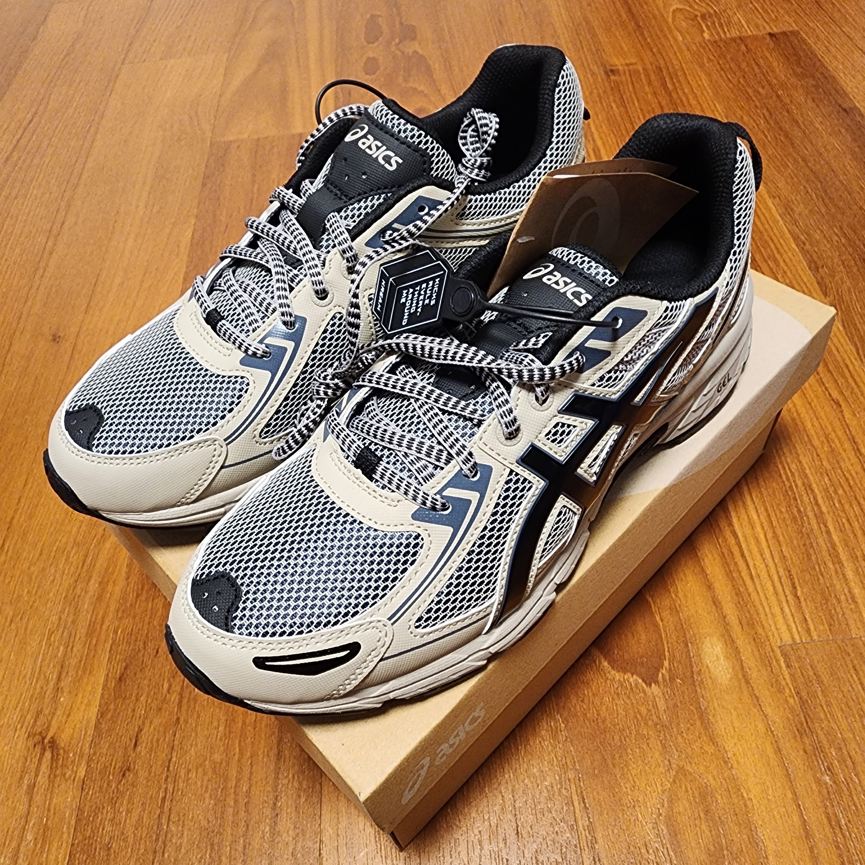 Asics Gel-Venture 6 Feather Grey Black 착용 스타일 - 3