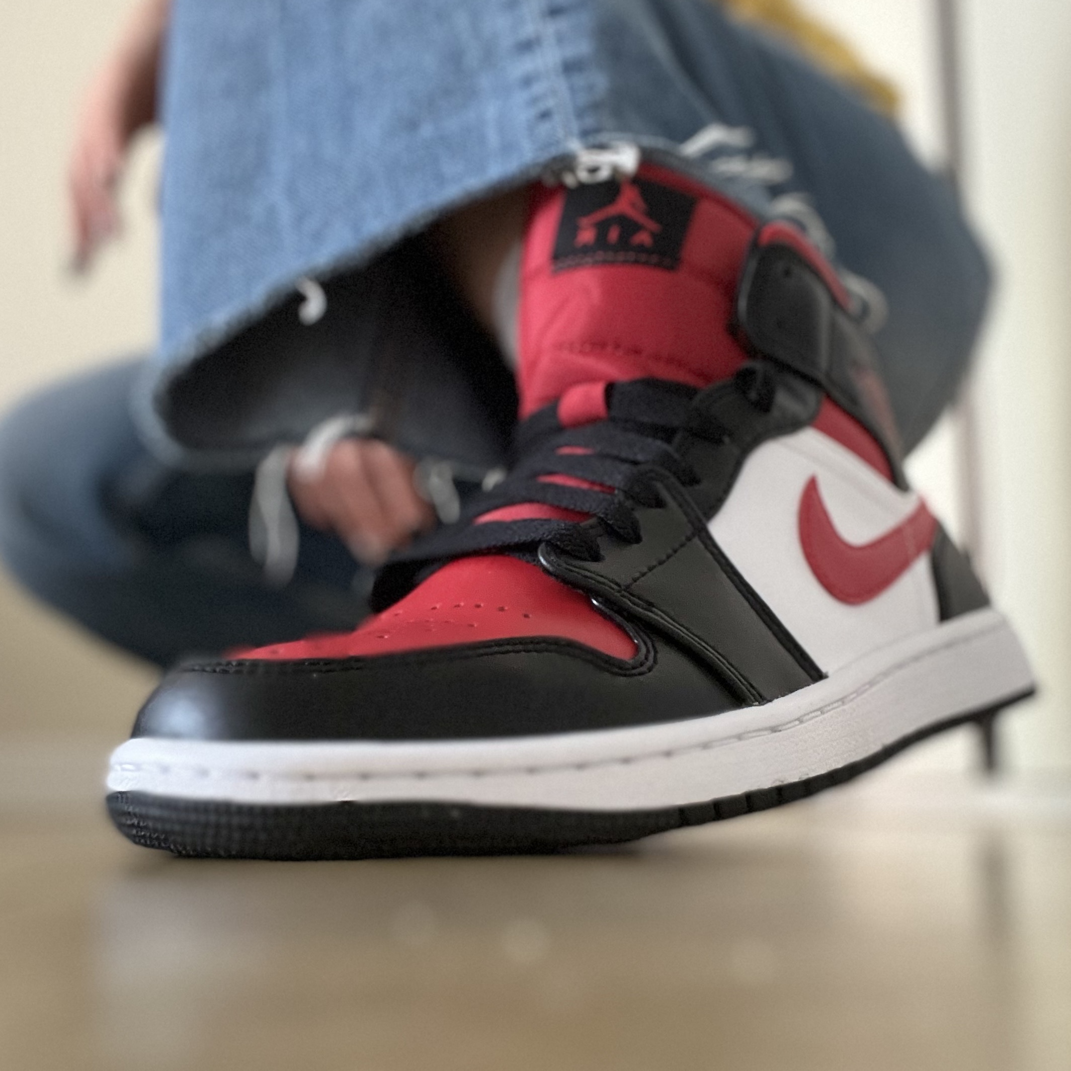 Jordan 1 Mid Black Fire Red 착용 스타일 - 2