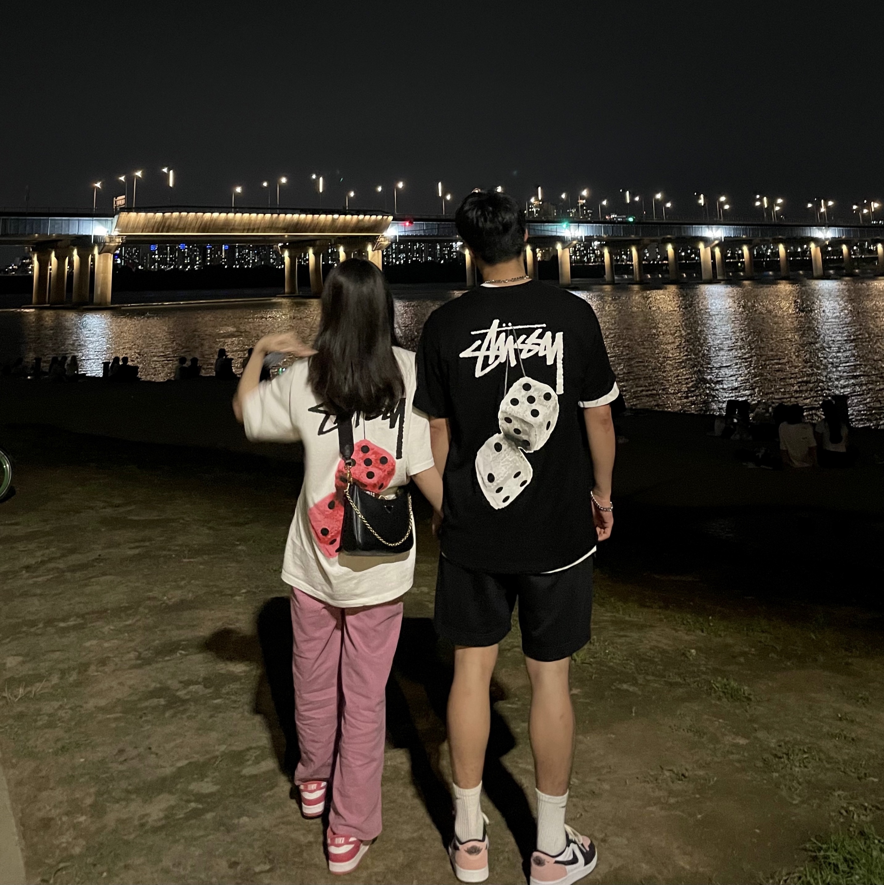 Stussy Fuzzy Dice T-Shirt Black, Stussy Fuzzy Dice T-Shirt White 착용 스타일