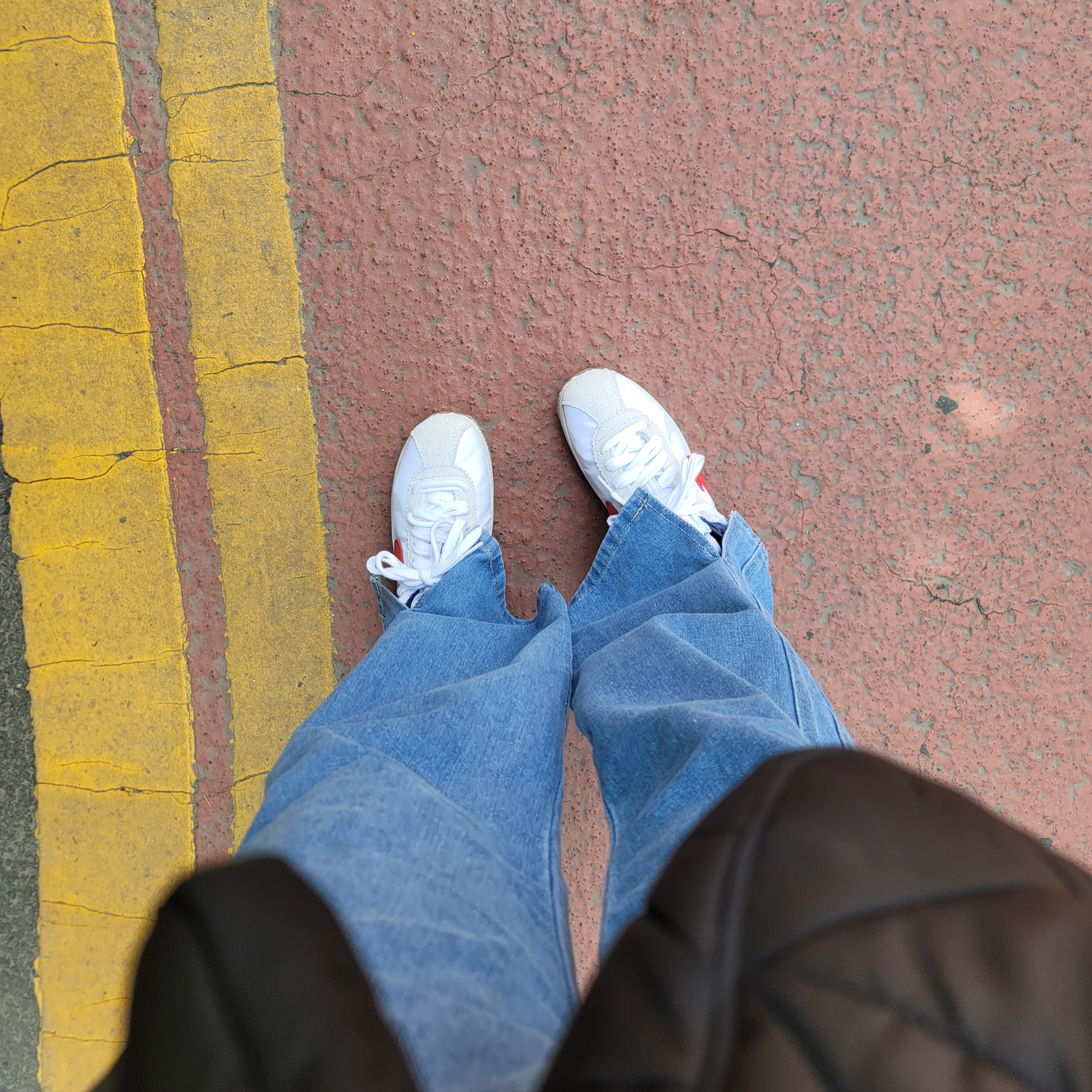 Nike x Sacai Zoom Cortez SP White and University Red 착용 스타일