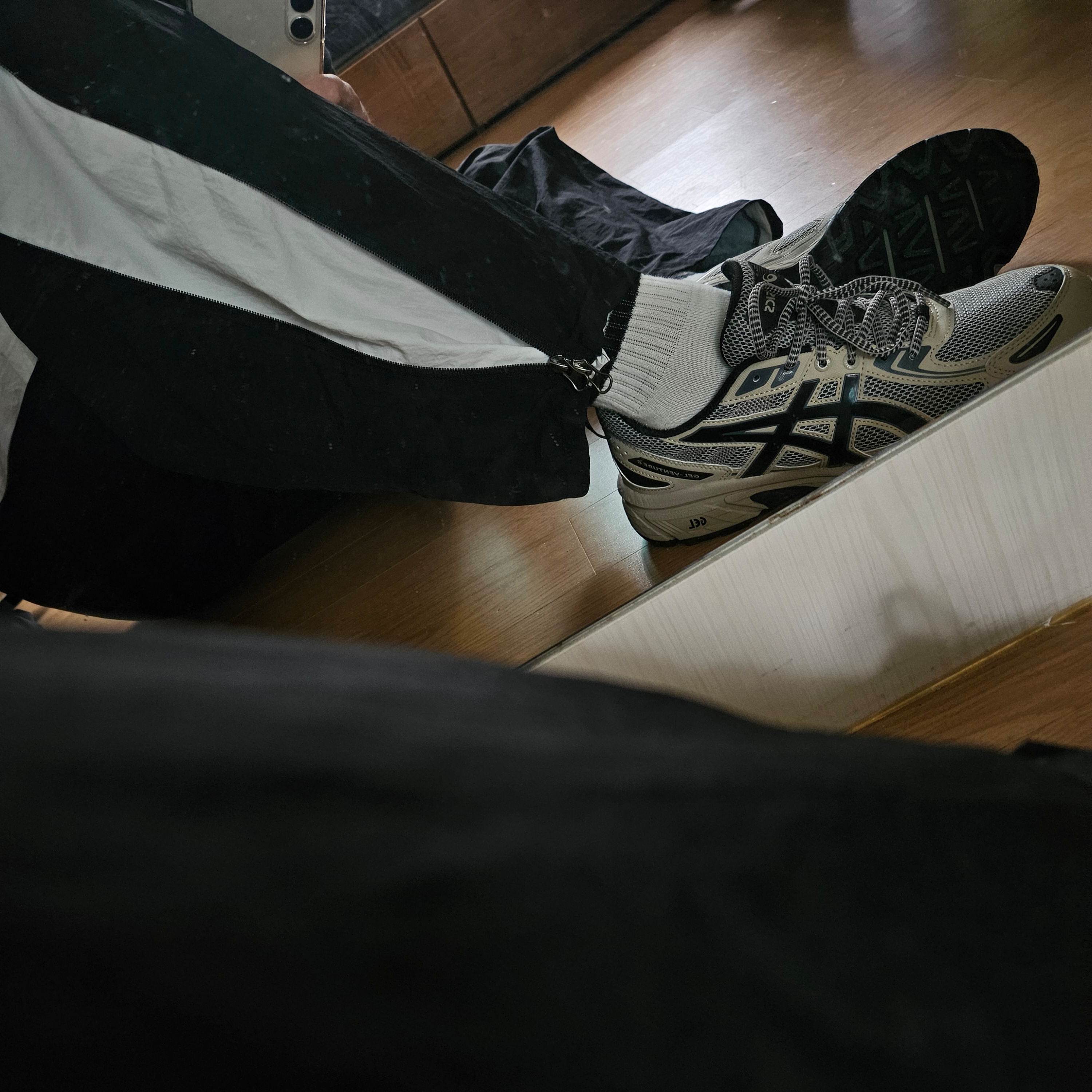 Asics Gel-Venture 6 Feather Grey Black 착용 스타일
