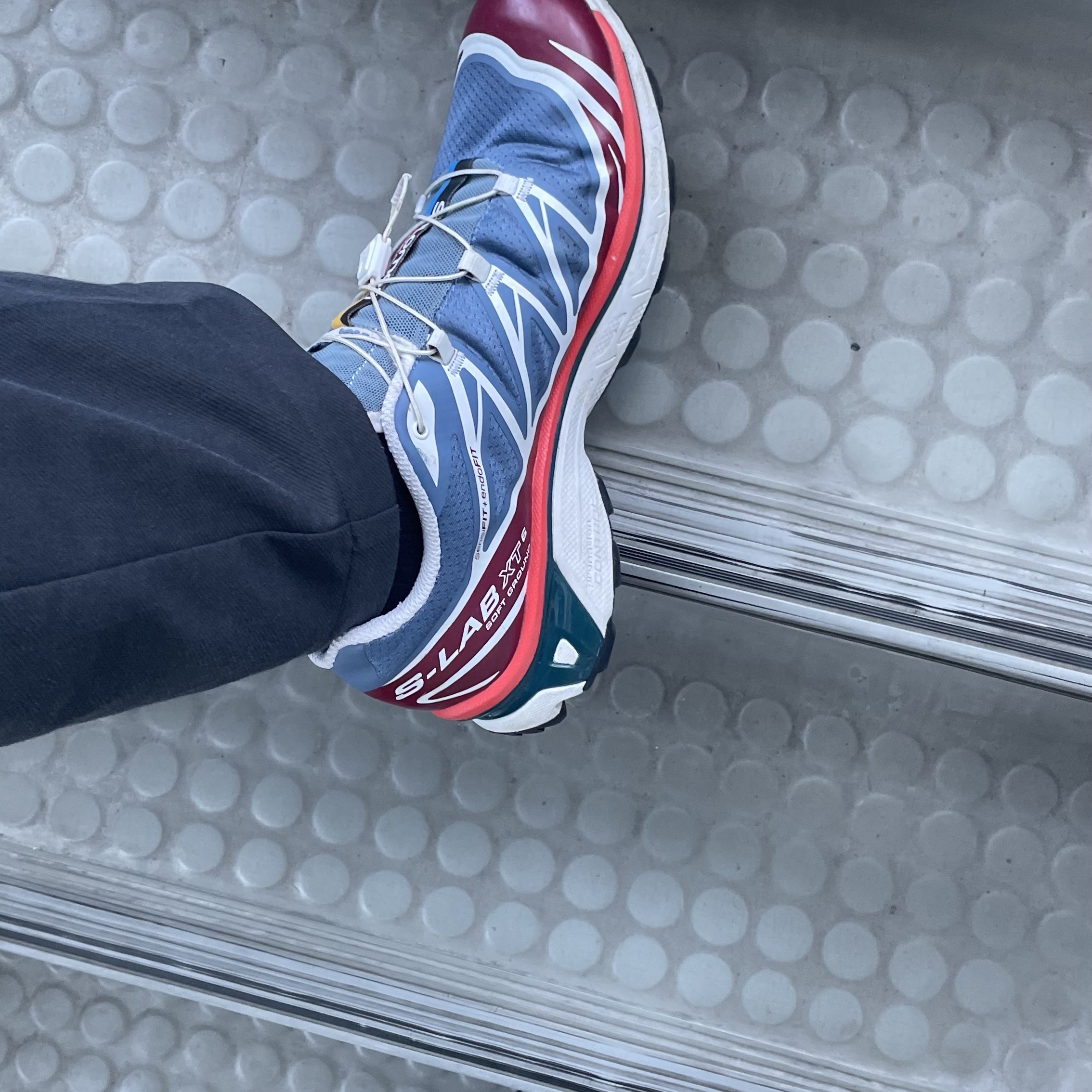 Salomon XT-6 Ashley Blue White Cherry Tomato 착용 스타일 - 2