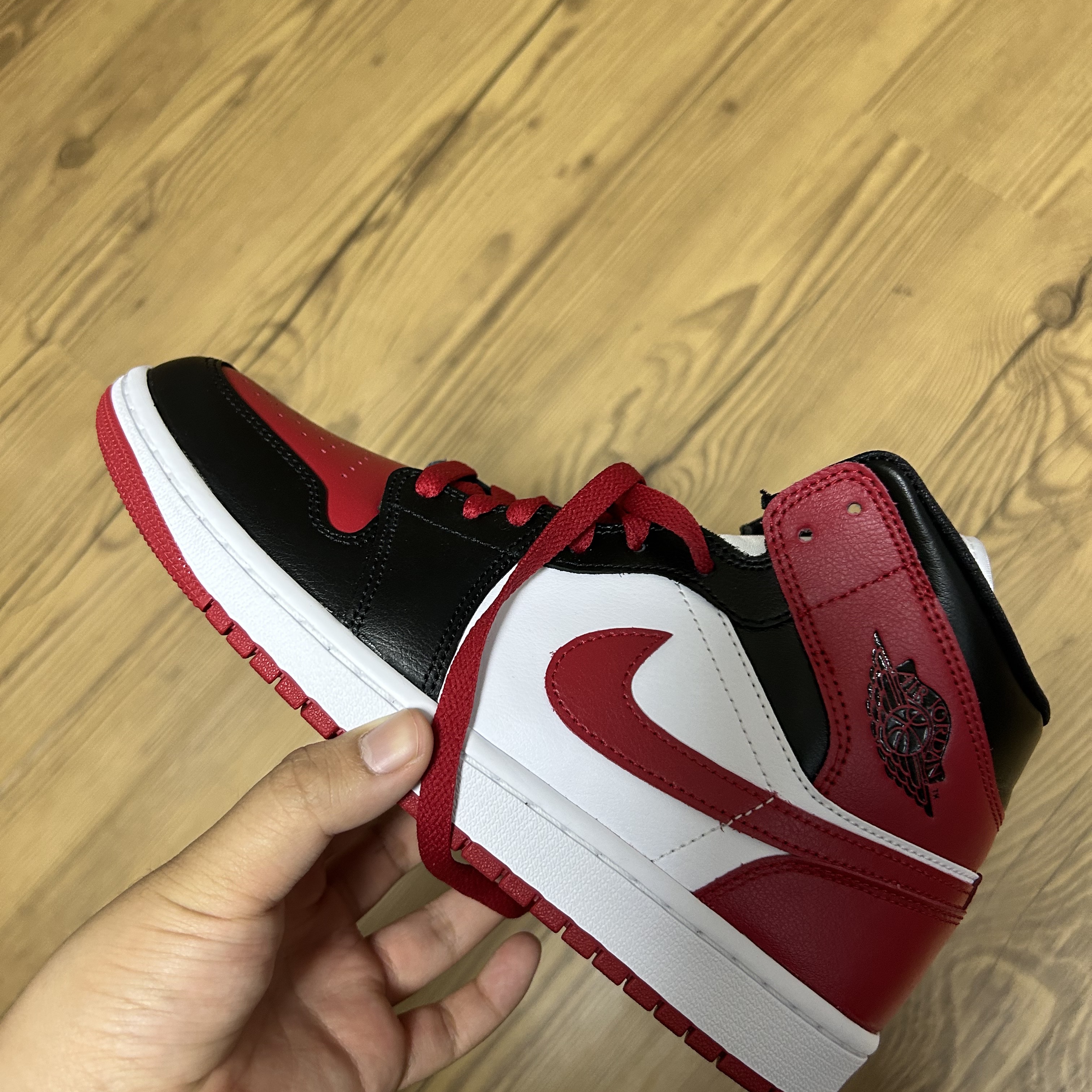 (W) Jordan 1 Mid Black and Gym Red 착용 스타일