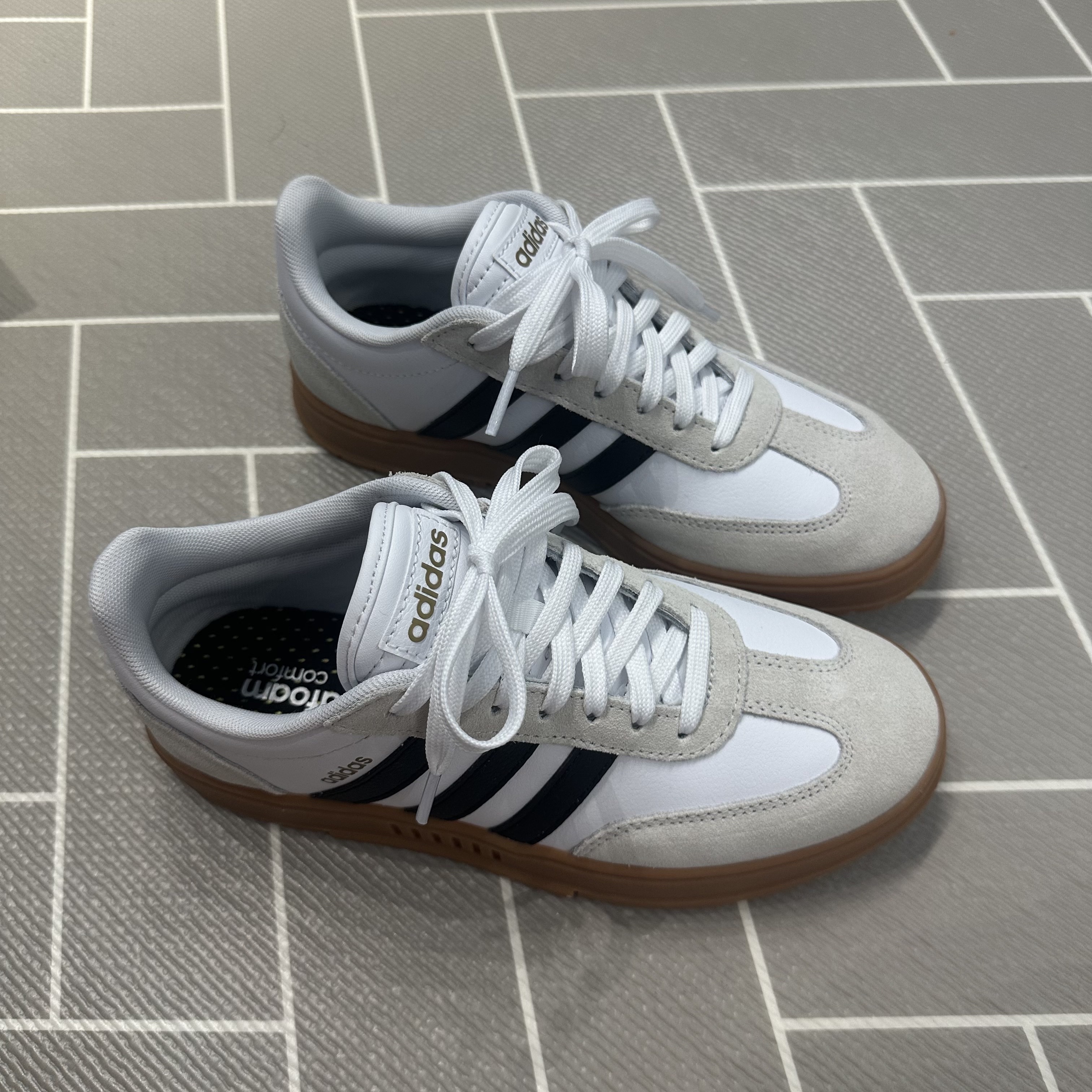 Adidas Gradas White Core Black 착용 스타일 - 1