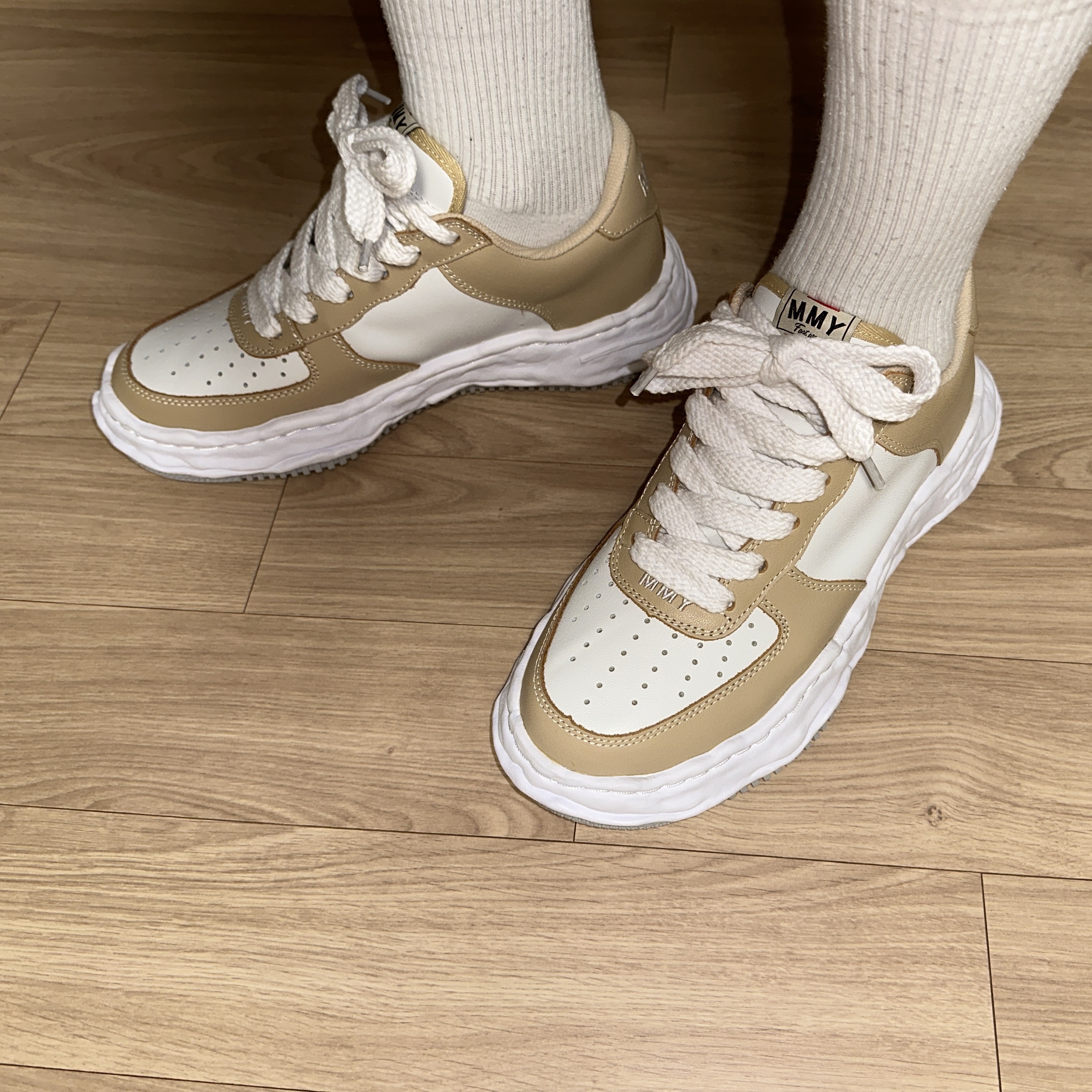 Maison Mihara Yasuhiro Wayne OG Sole Leather Low-top Sneakers Beige White 착용 스타일 - 1