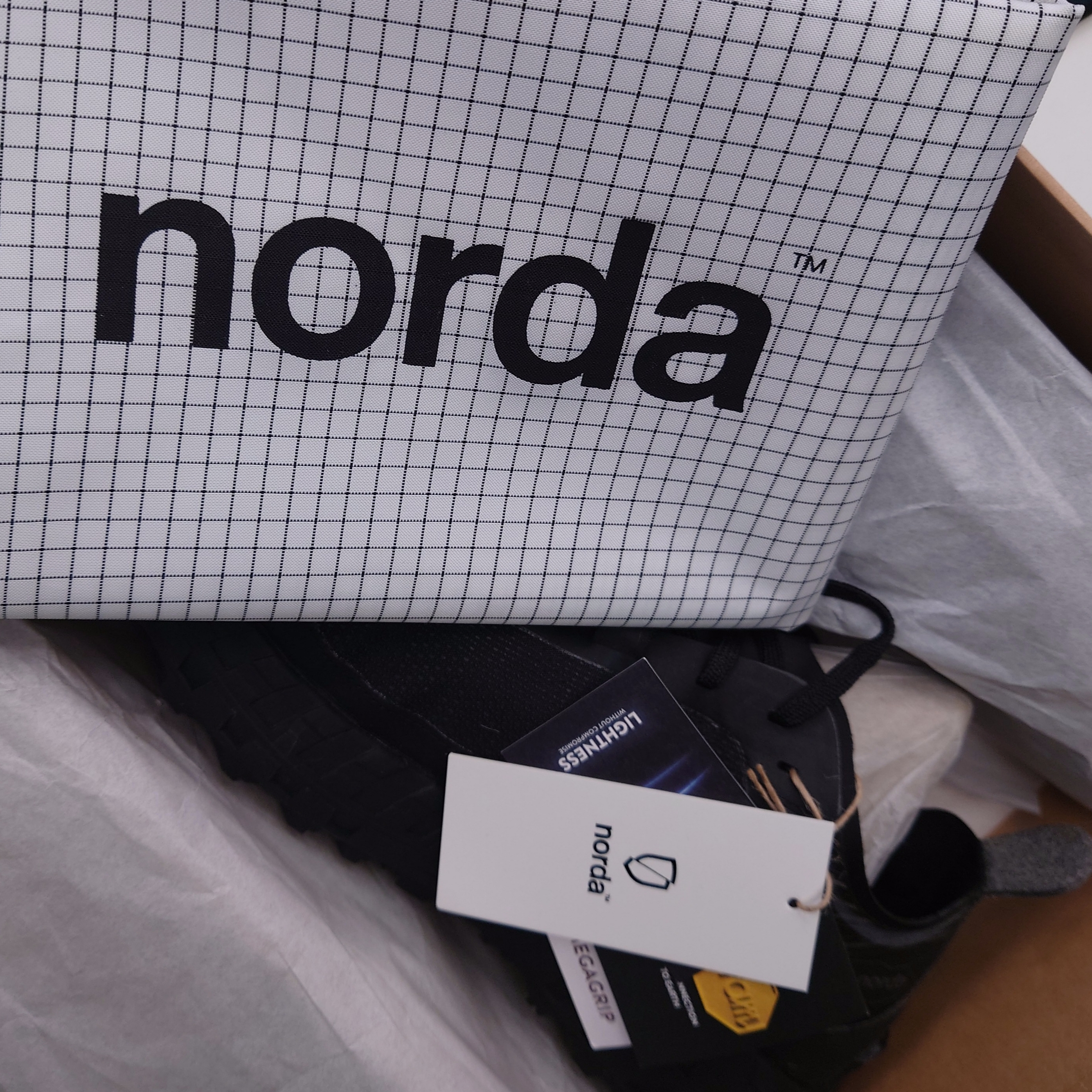 Norda 001/A G+ Stealth Black 착용 스타일