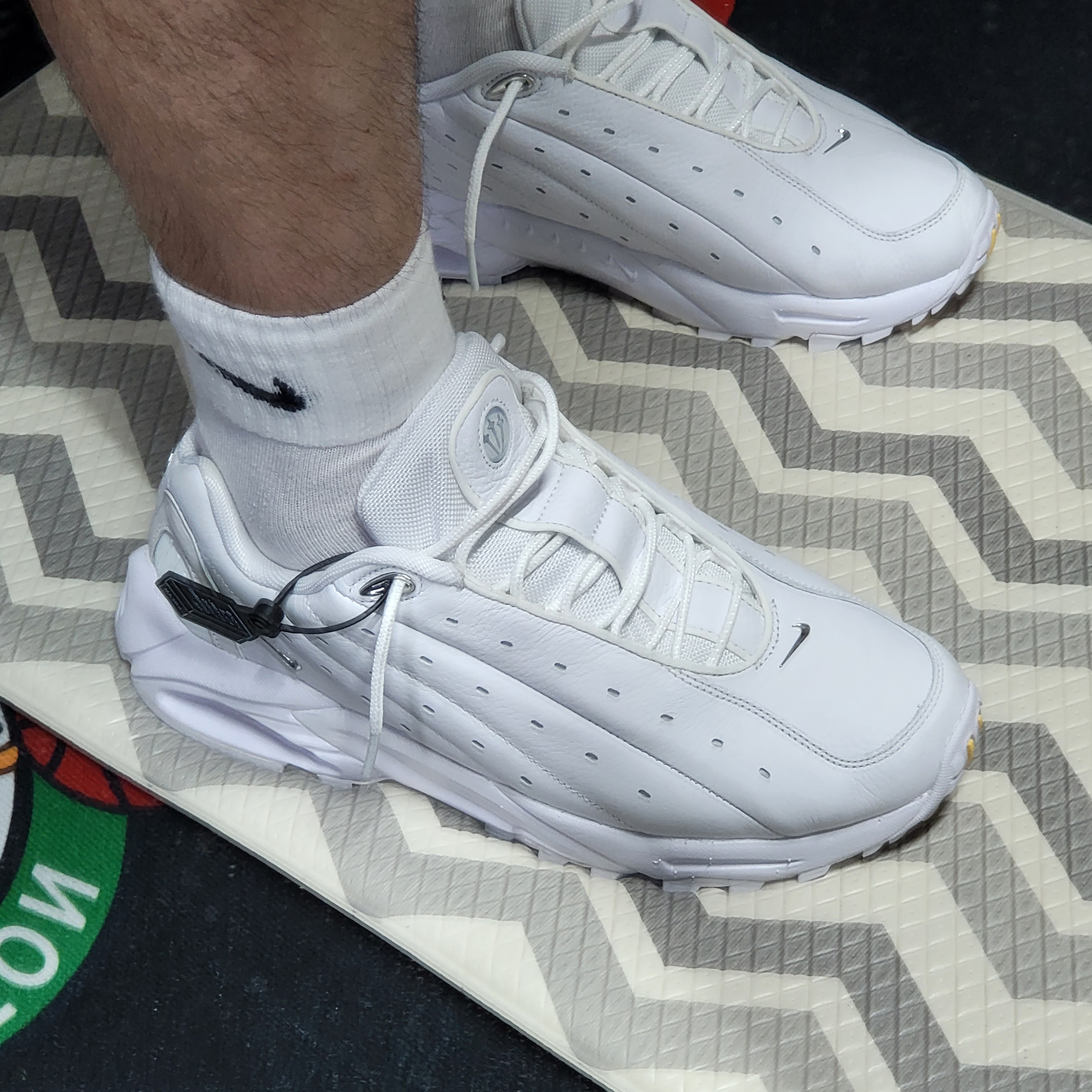 Nike x Drake Nocta Hot Step Air Terra Triple White 착용 스타일 - 1