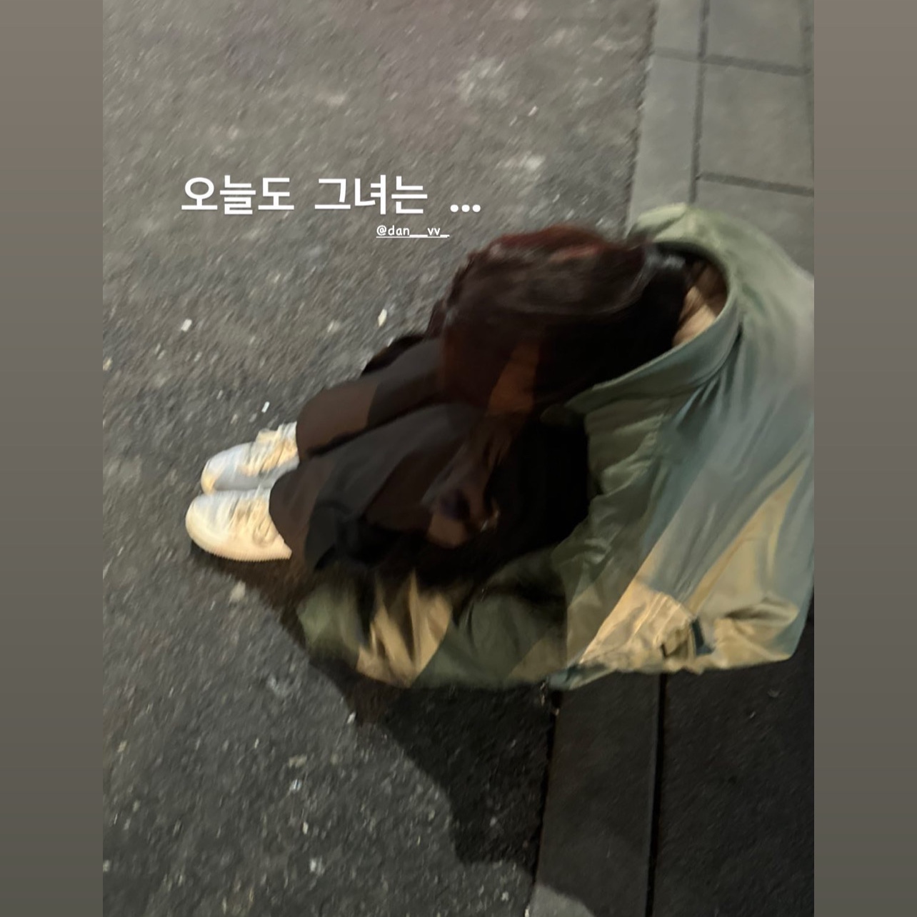 (W) 나이키 에어포스 1 '07 로우 화이트 착용 스타일 - 2