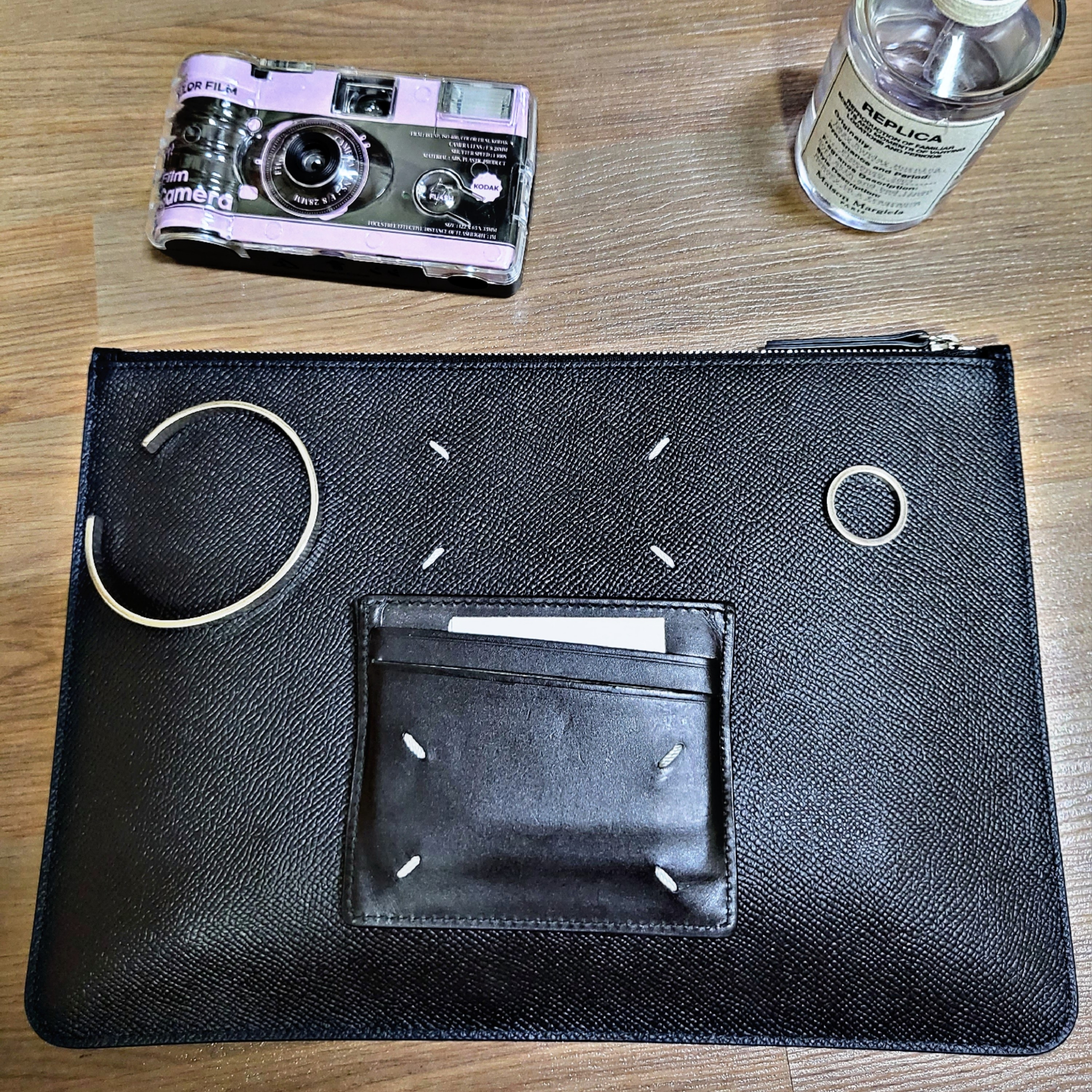 Maison Margiela Bovine Leather Large Pouch Black, Maison Margiela Stitch Card Holder Black 착용 스타일