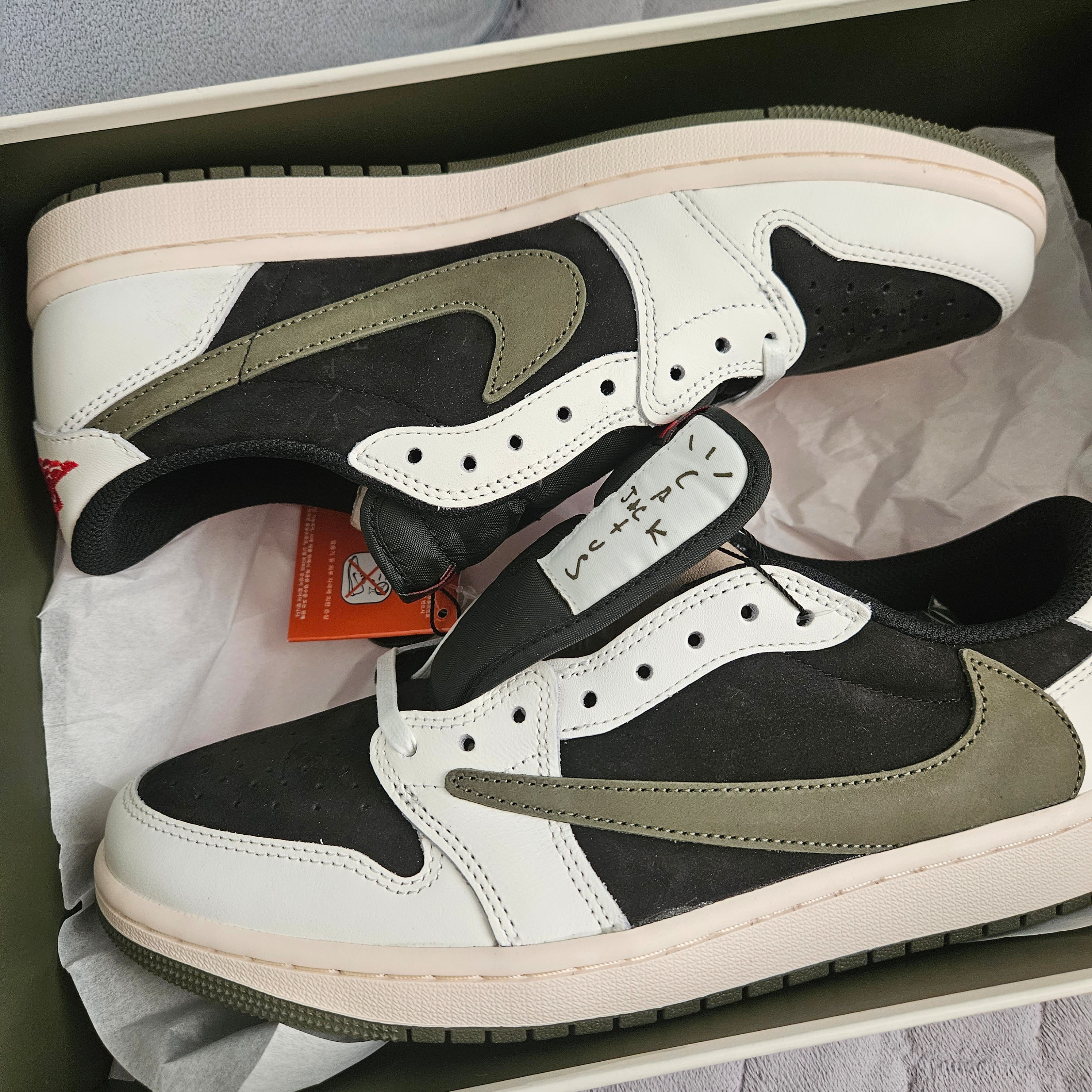 (W) Jordan 1 x Travis Scott Retro Low OG SP Medium Olive, Jordan 1 x Travis Scott Retro Low OG SP Sail and Ridgerock 착용 스타일 - 1
