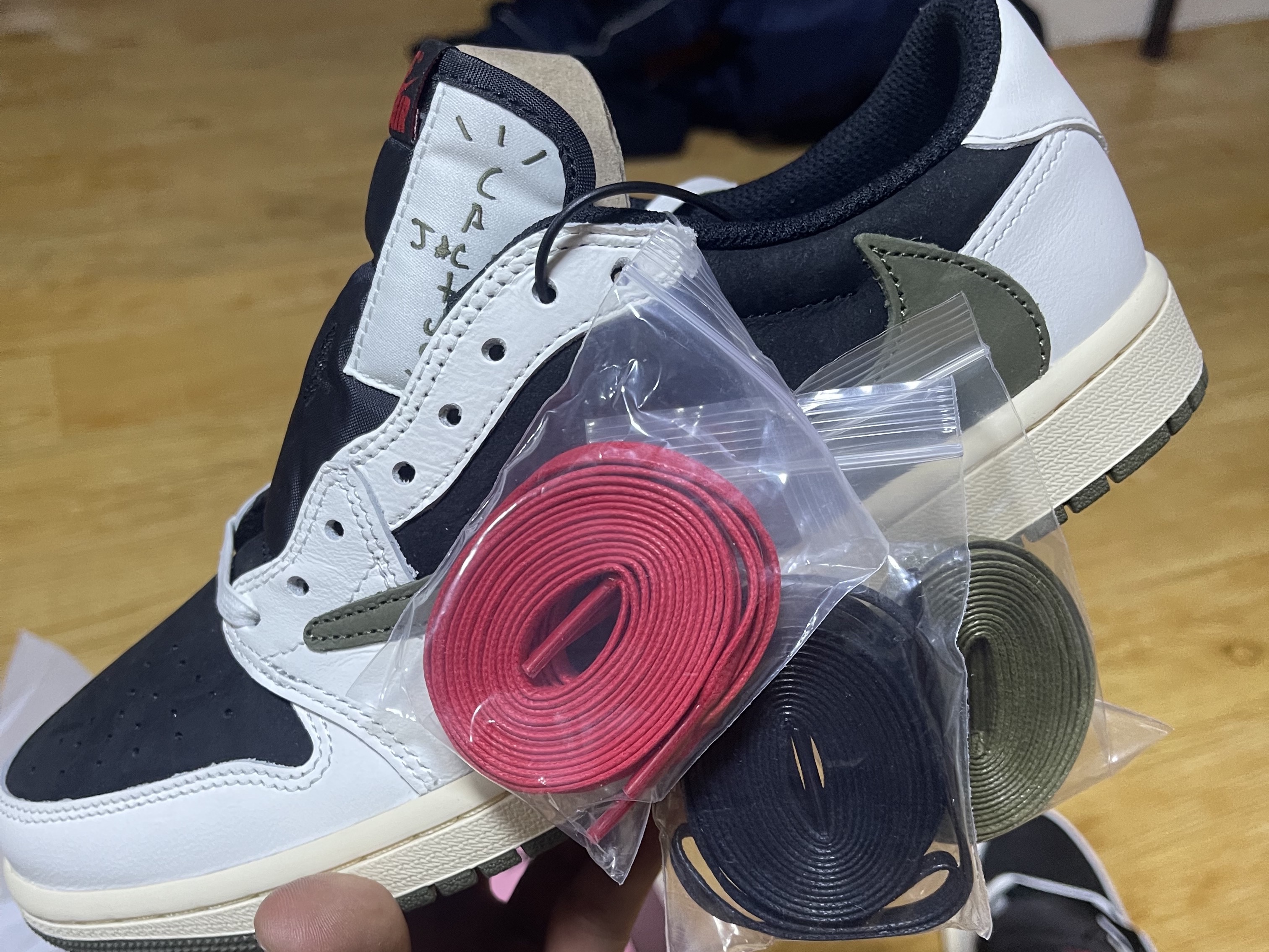 (W) Jordan 1 x Travis Scott Retro Low OG SP Medium Olive 착용 스타일 - 3