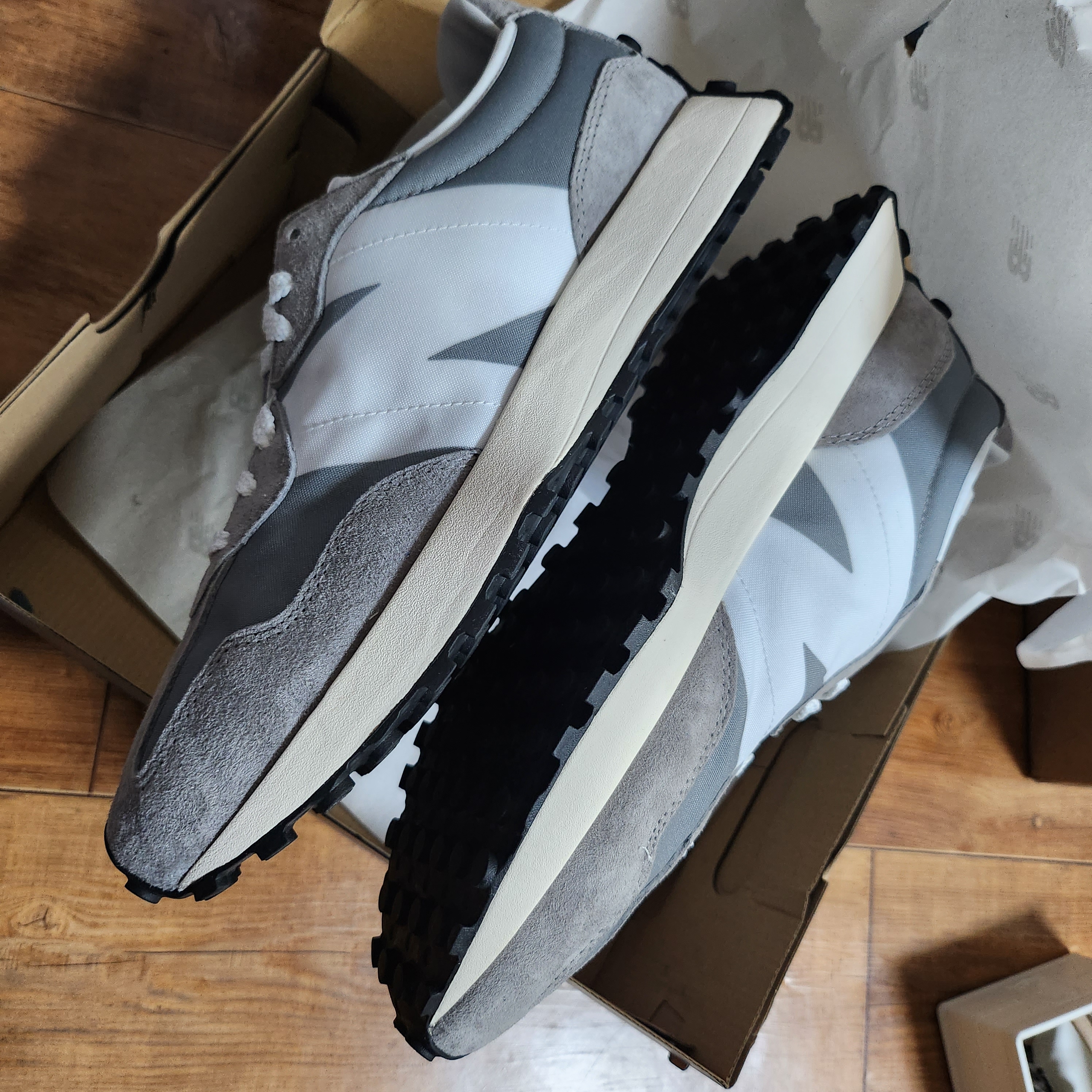 New Balance 327 Grey 착용 스타일