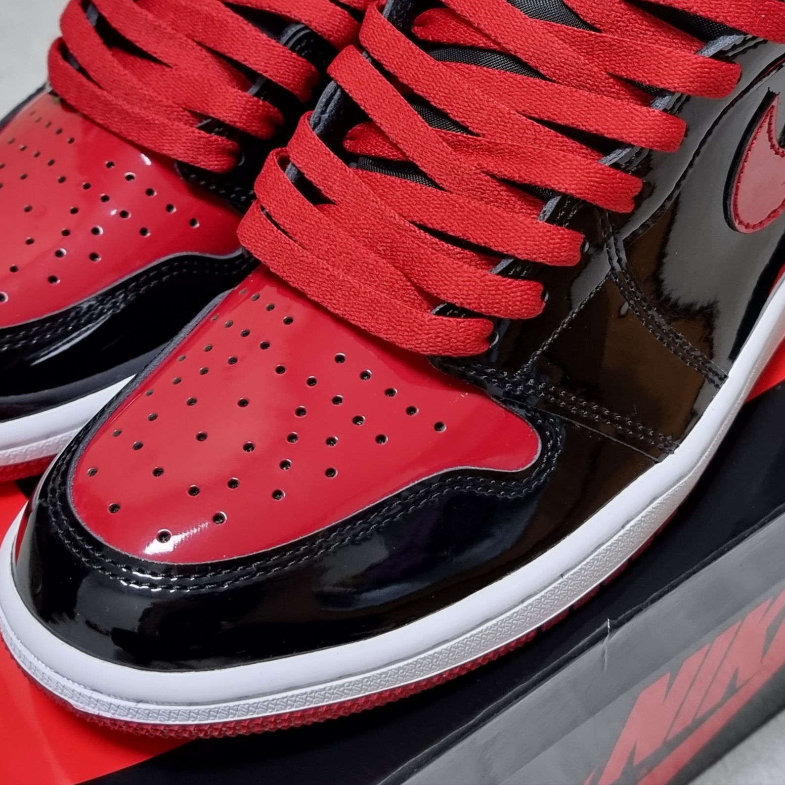 Jordan 1 Retro High OG Patent Bred 착용 스타일 - 4