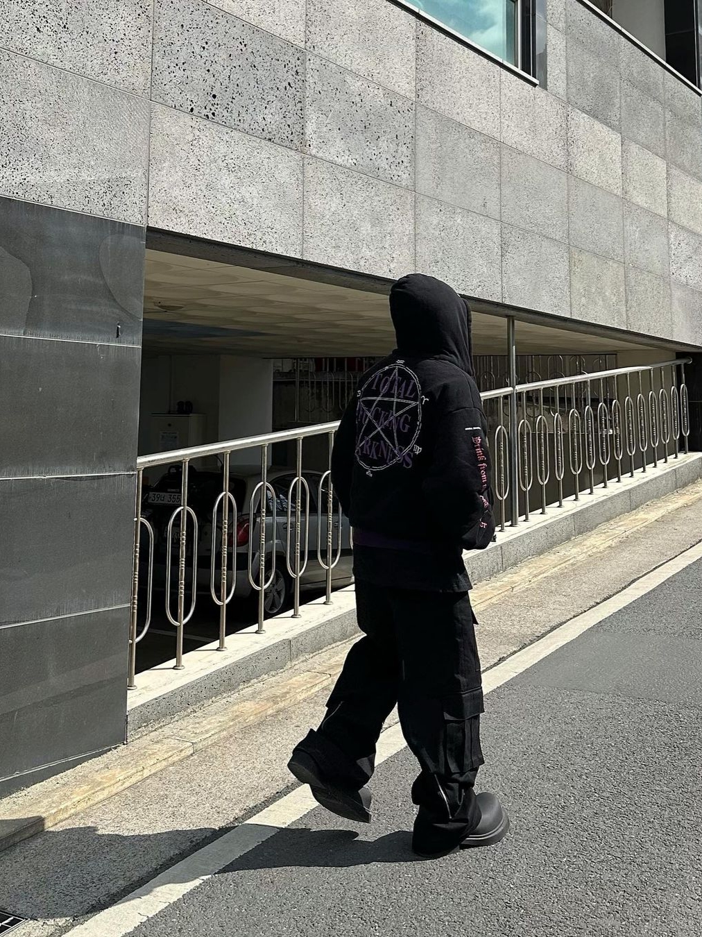 Balenciaga Steroid Derby Black, [KREAM 단독] AOP Tetsdo 6 Rail Cargo Pants Black 착용 스타일 - 3
