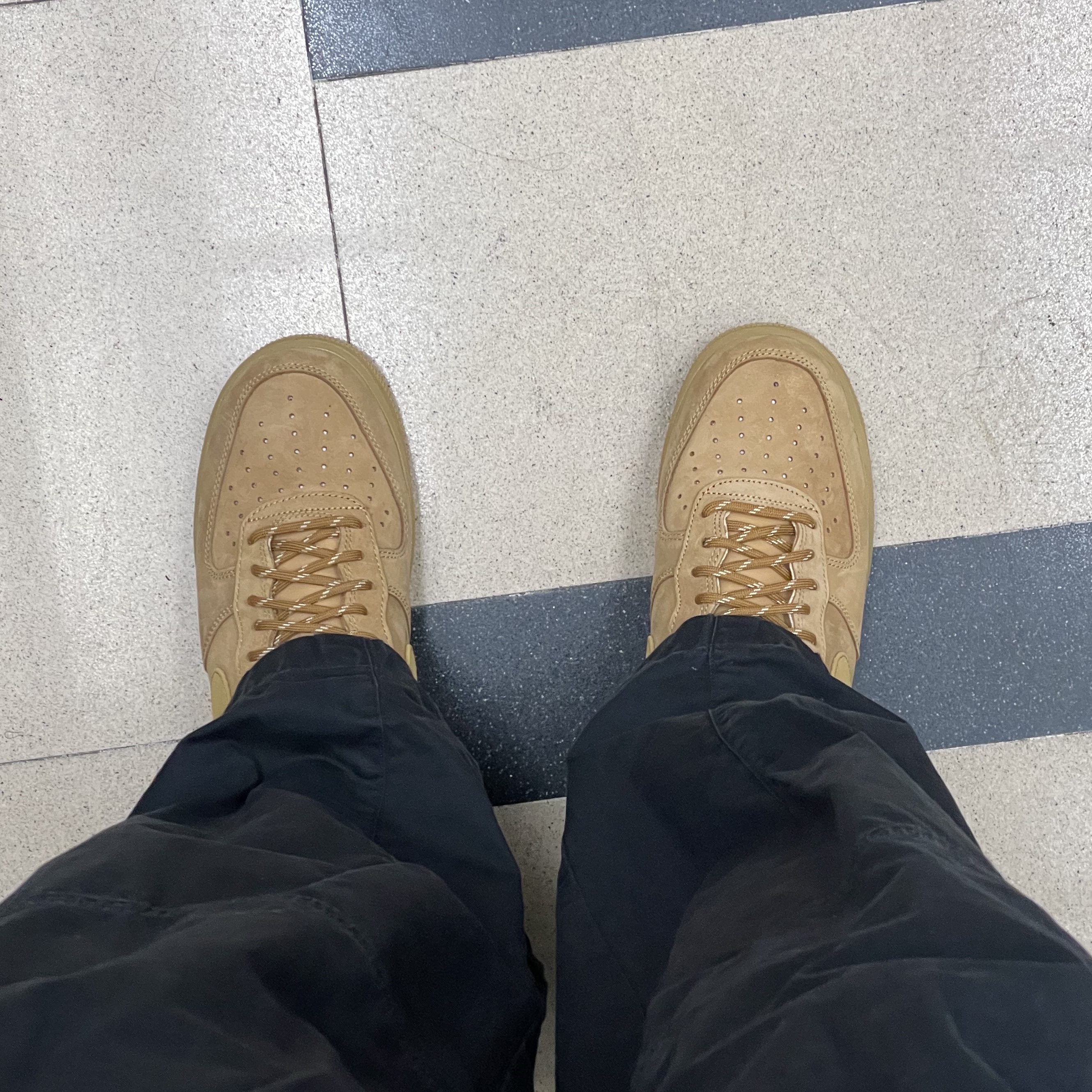 Nike Air Force 1 '07 WB Flax 착용 스타일 - 2