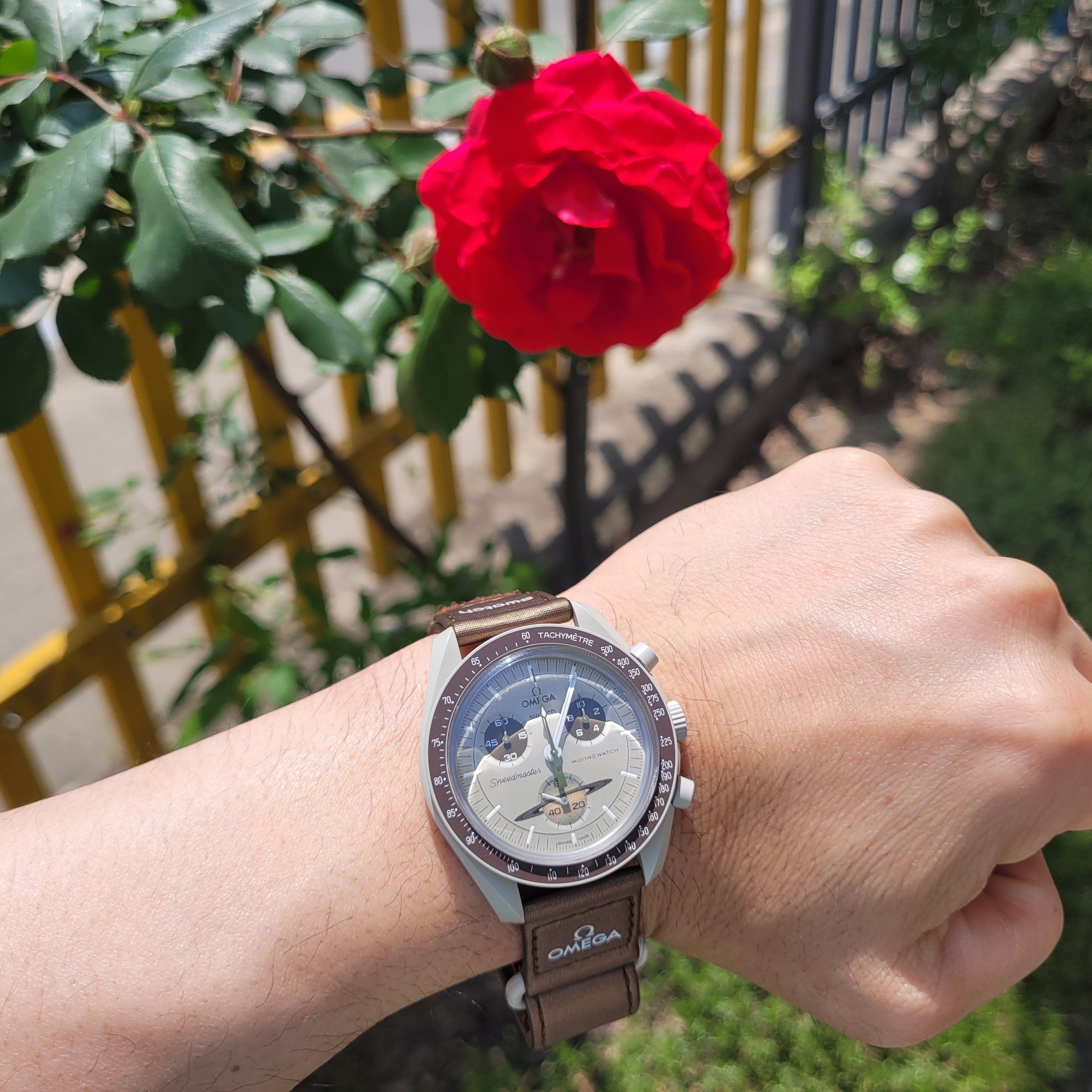 Swatch x Omega Bioceramic MoonSwatch Mission To Saturn 착용 스타일