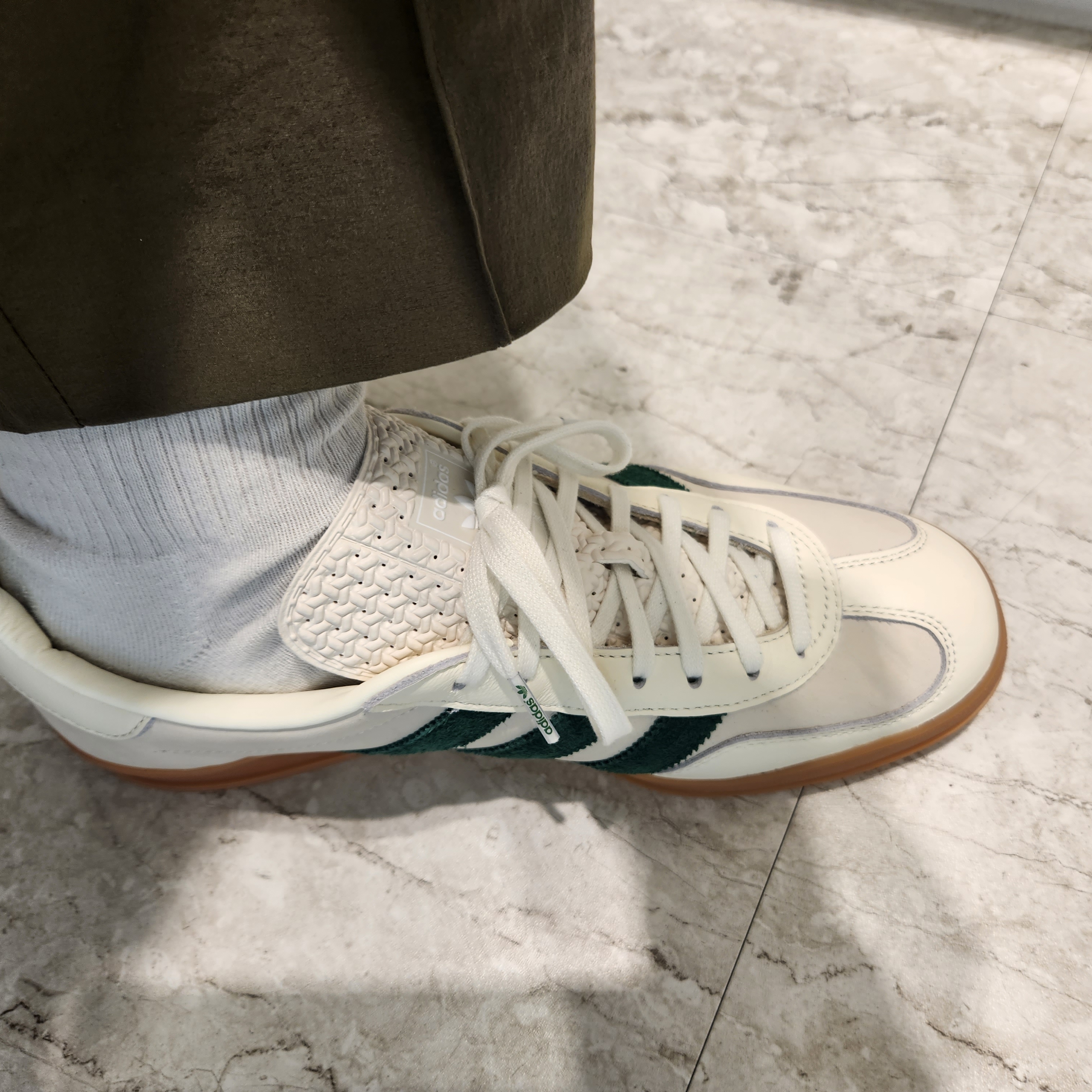 Adidas x Emmi Gazelle Indoor Off White Dark Green 착용 스타일 - 2