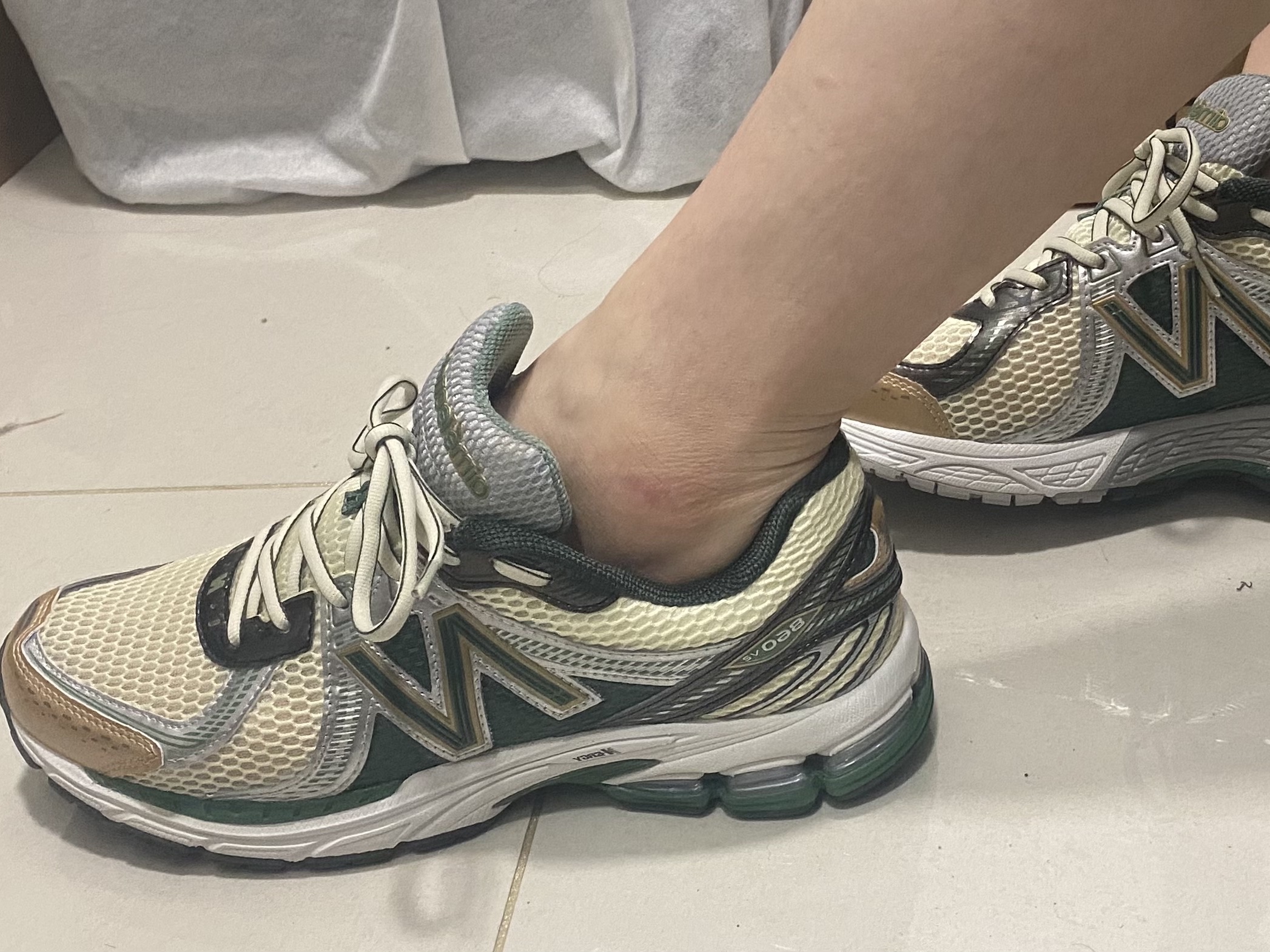 New Balance x Aime Leon Dore 860v2 Green 착용 스타일 - 2