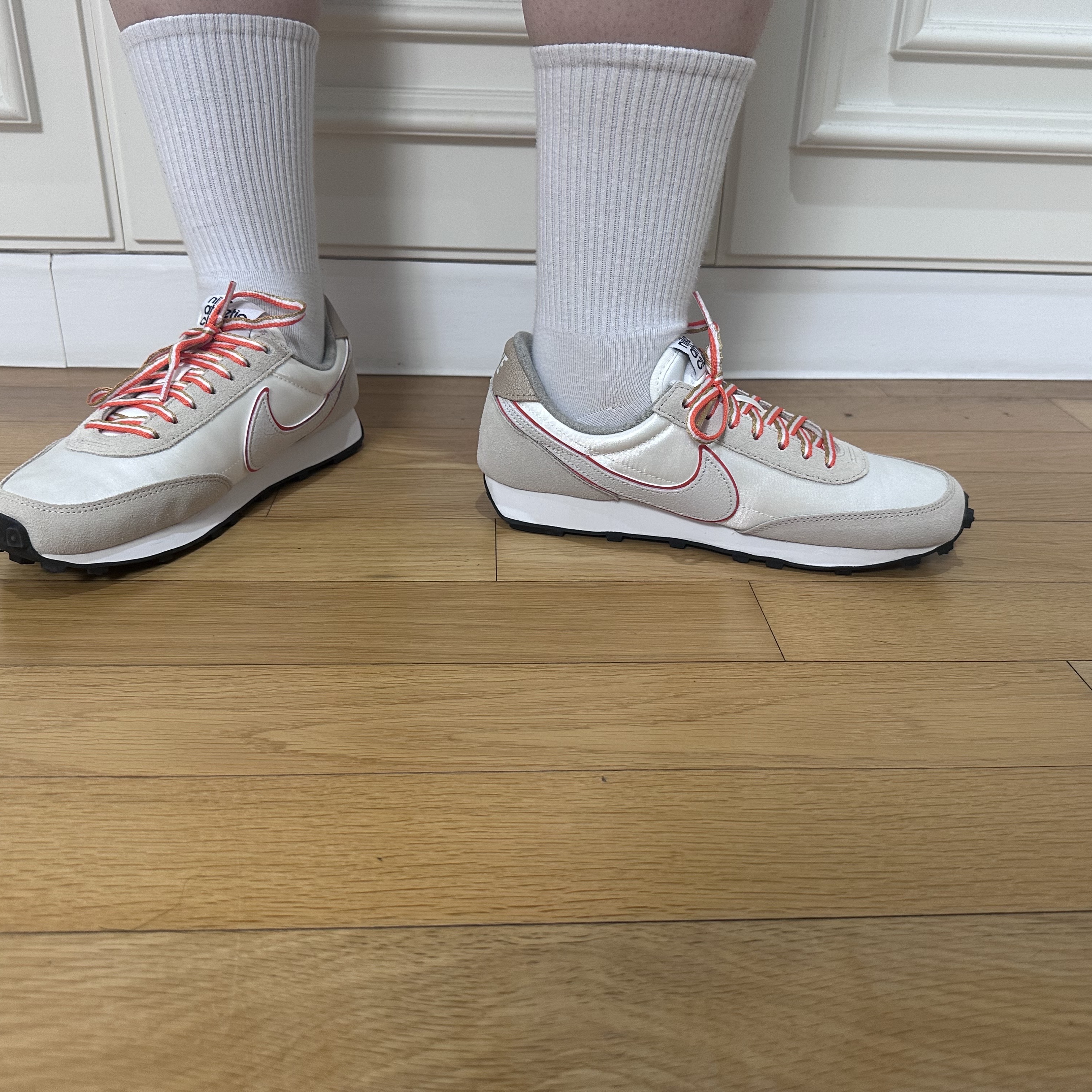 (W) Nike Daybreak SE Sail Rush Orange 착용 스타일 - 2
