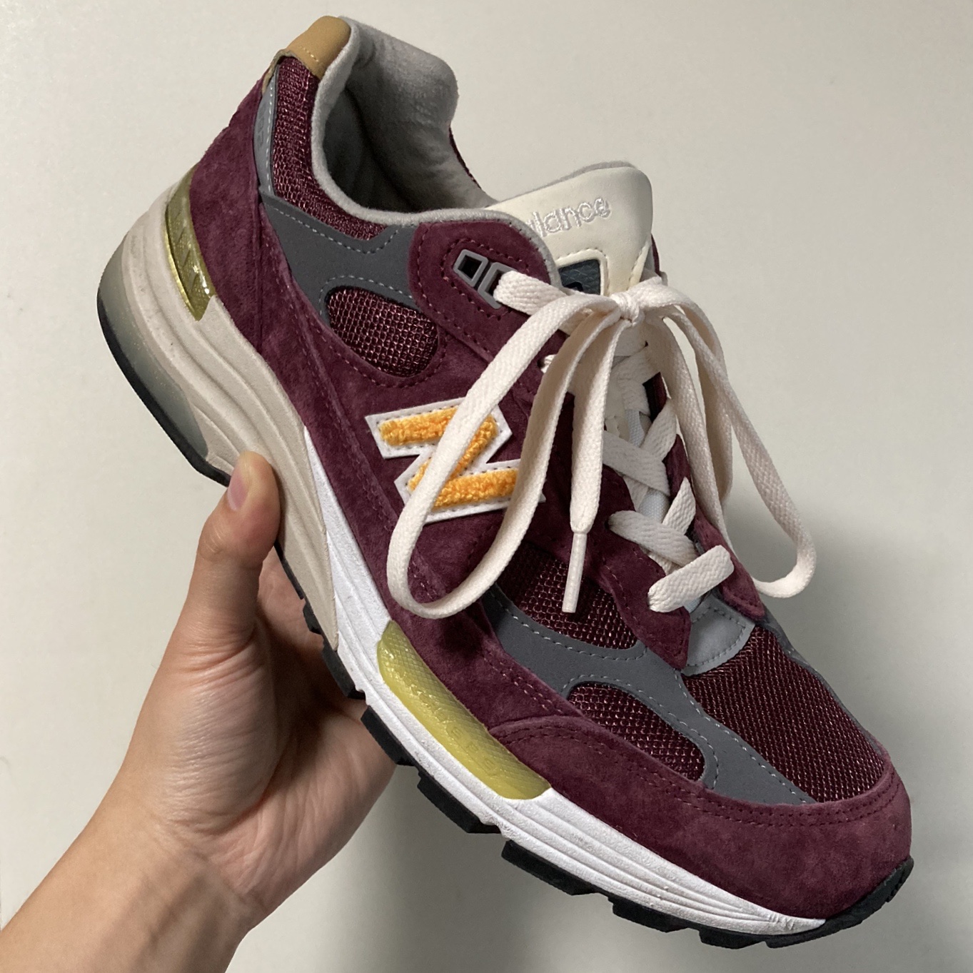 New Balance 992 Made in USA Burgundy Gold 착용 스타일