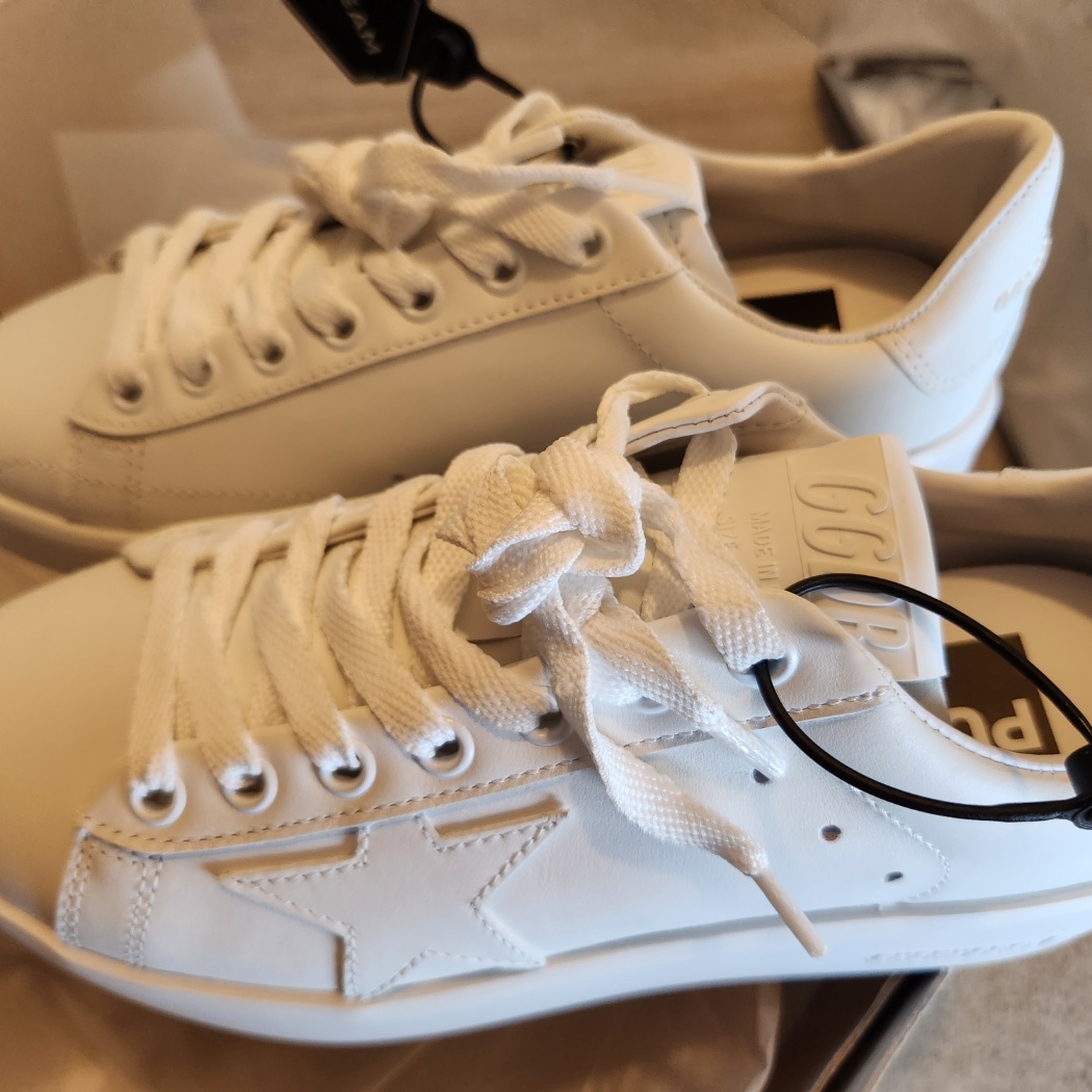 (W) Golden Goose Purestar All-White Sneakers 착용 스타일 - 1