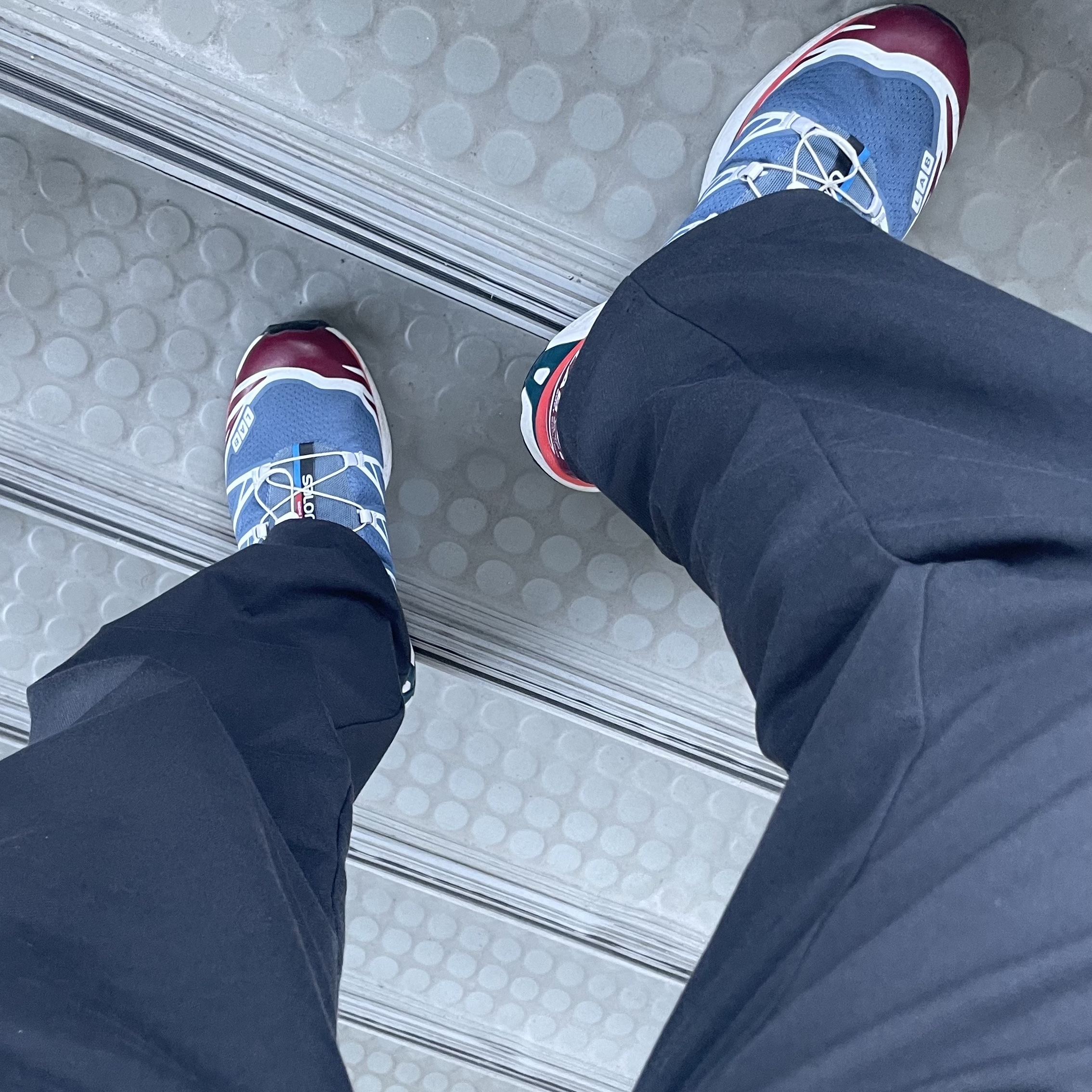 Salomon XT-6 Ashley Blue White Cherry Tomato 착용 스타일 - 1