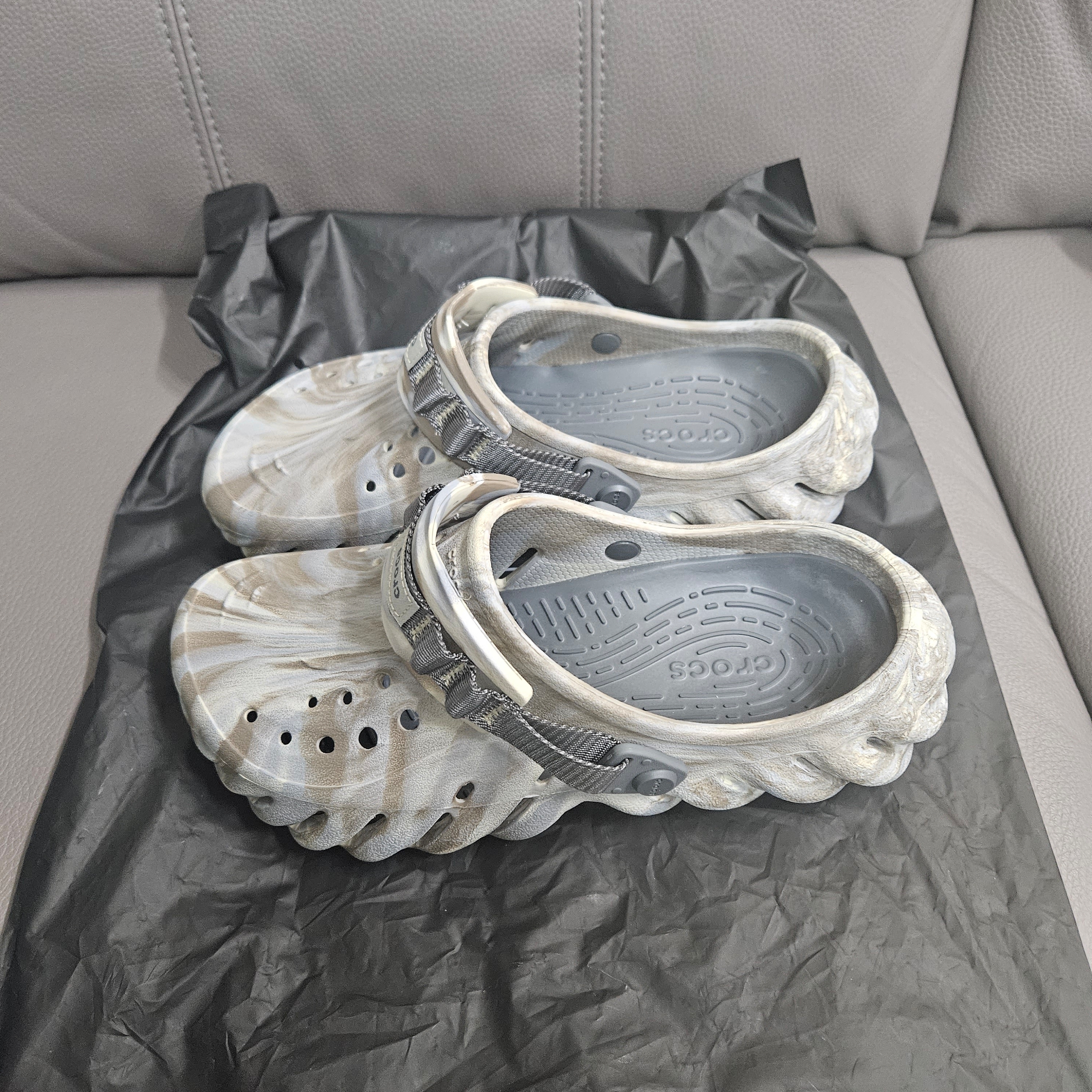 Crocs Echo Marbled Clog Bone Multi 착용 스타일 - 3
