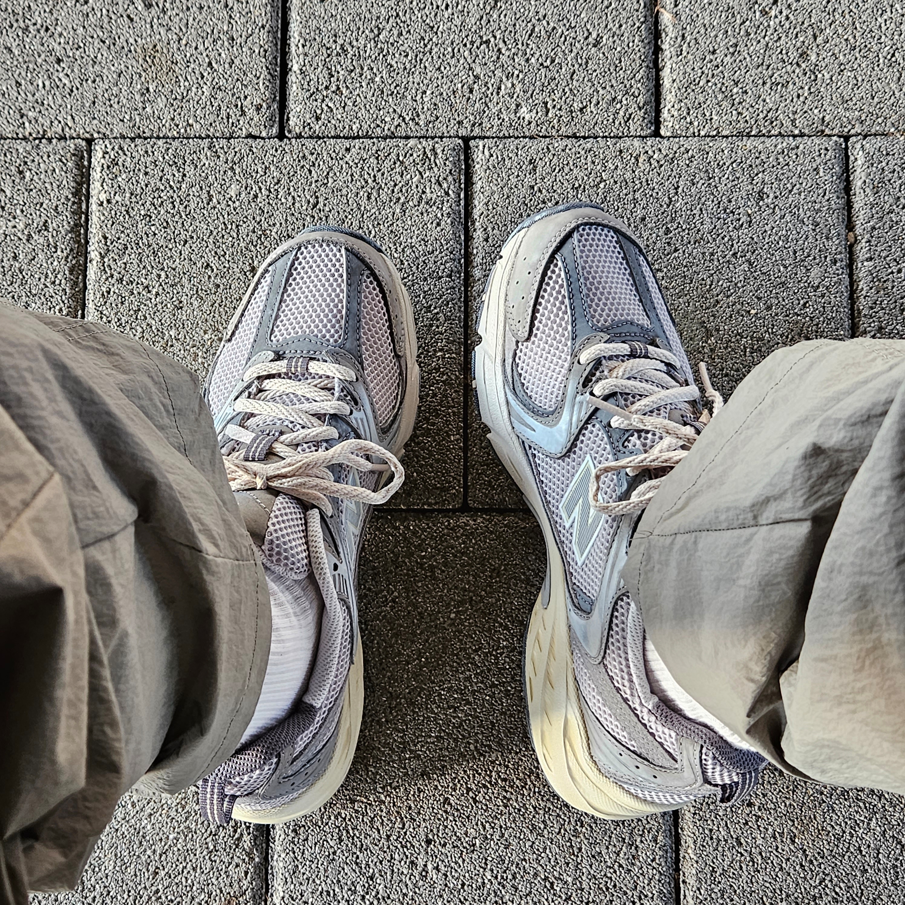 New Balance 530 Premium Vintage Grey Matter 착용 스타일