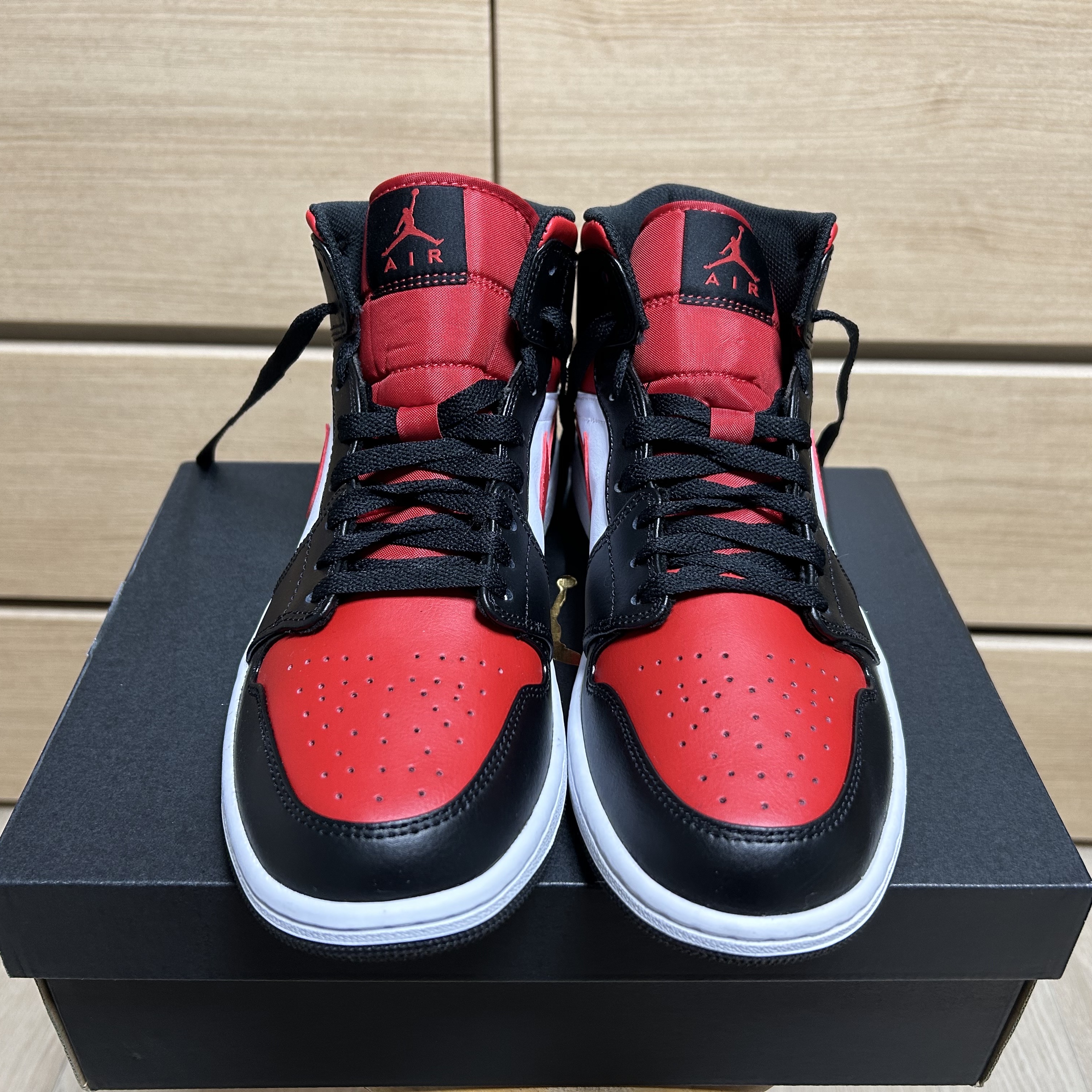 Jordan 1 Mid Black Fire Red 착용 스타일