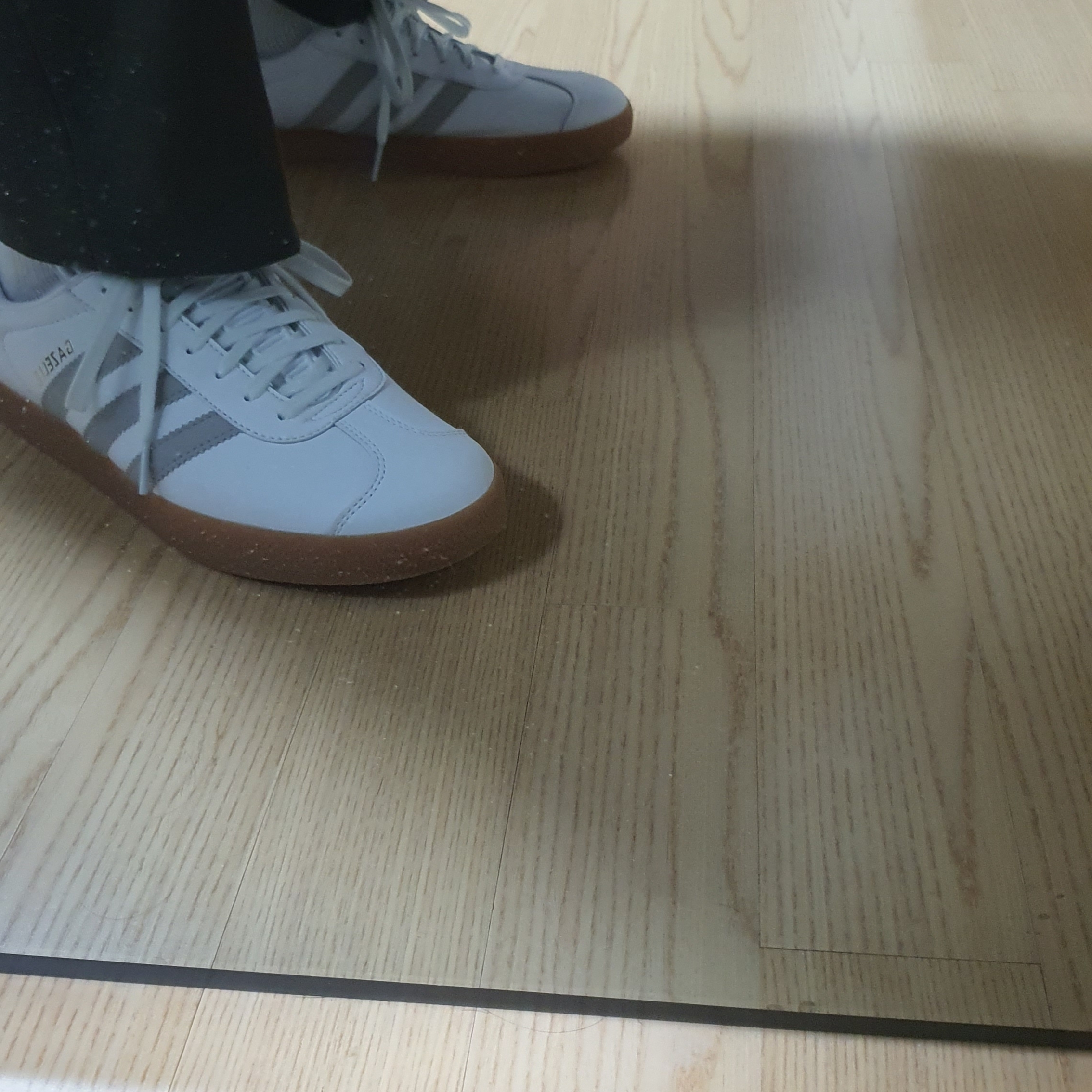 Adidas Gazelle White Grey 착용 스타일 - 3