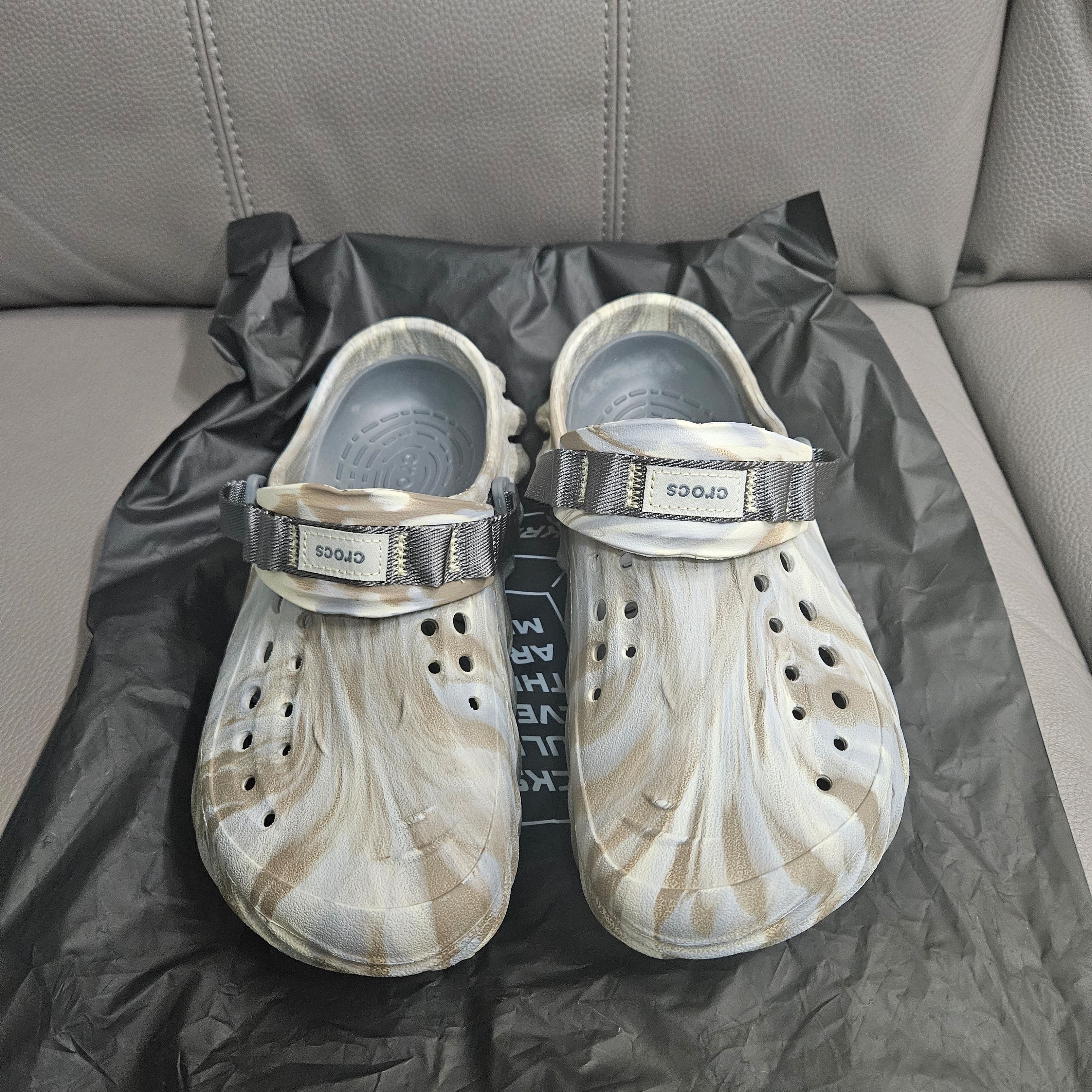 Crocs Echo Marbled Clog Bone Multi 착용 스타일 - 1