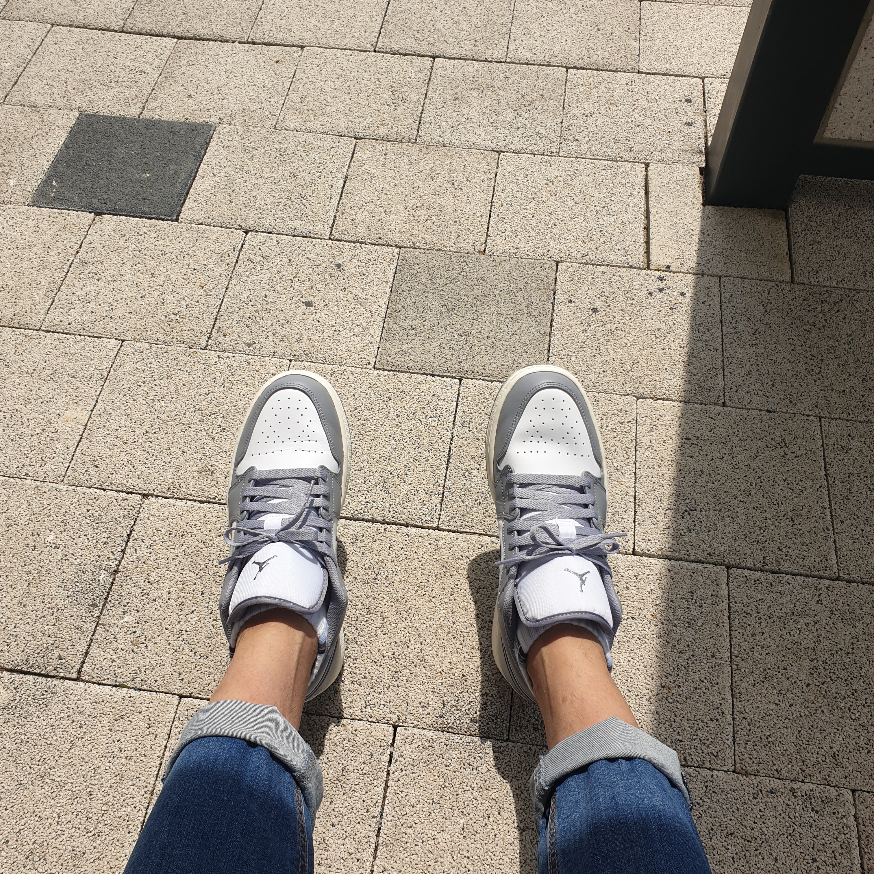 Jordan 1 Low Stealth and White 착용 스타일 - 2