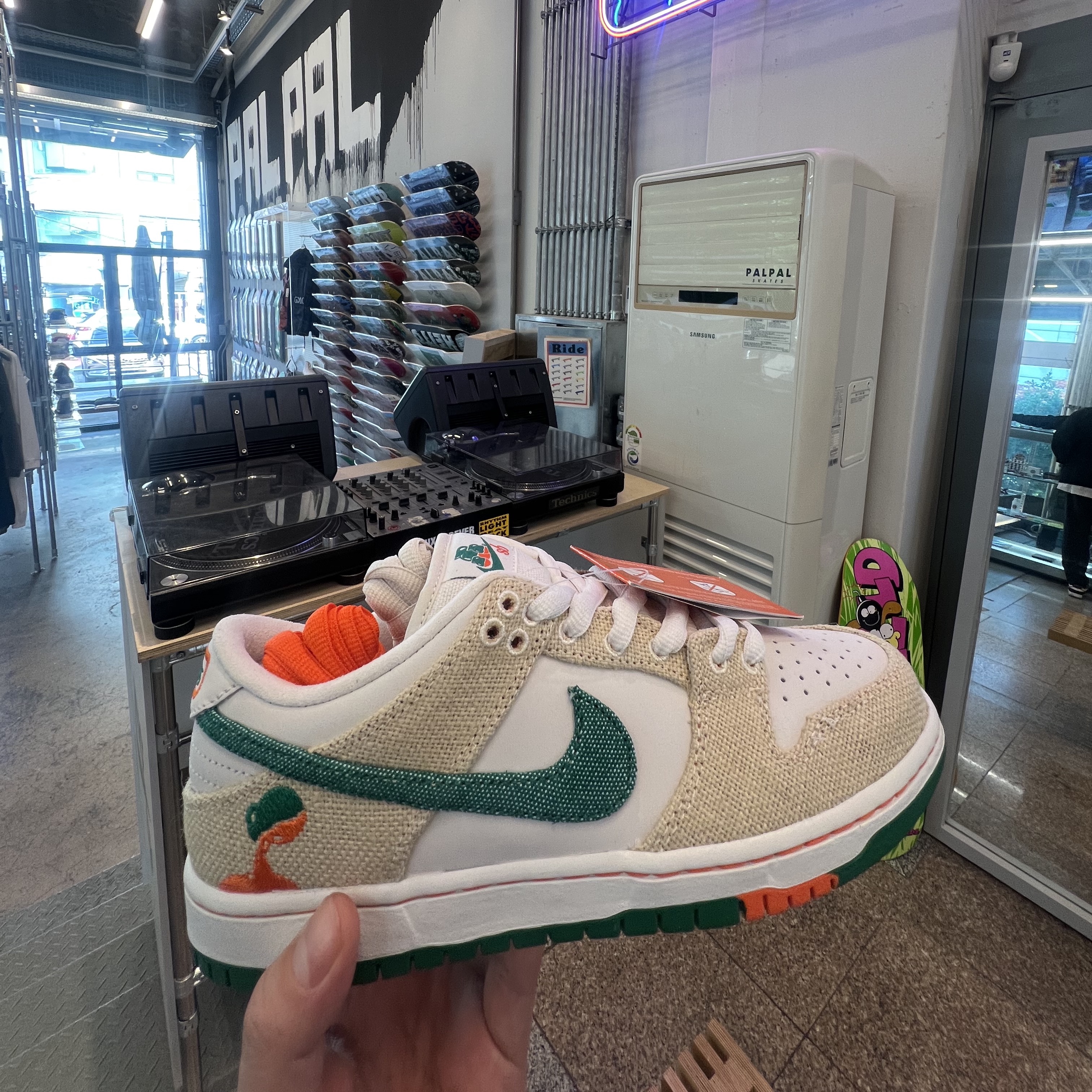 Nike x Jarritos SB Dunk Low Phantom and Malachite 착용 스타일