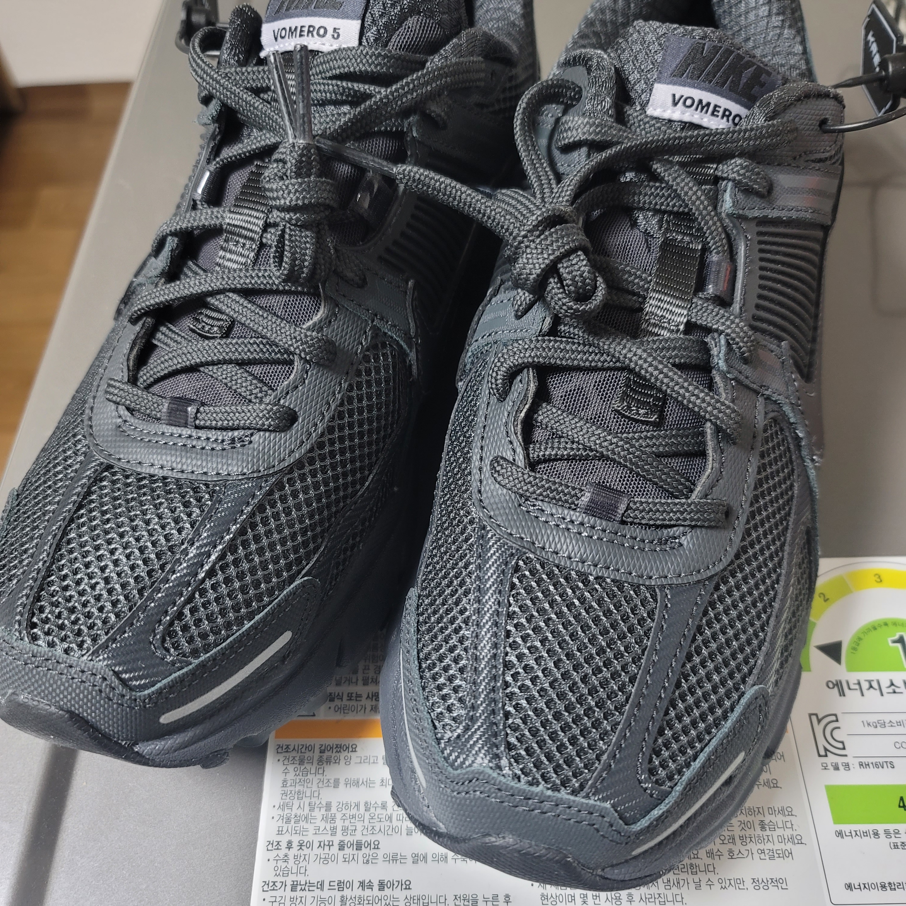 Nike Zoom Vomero 5 SP Anthracite 2023 착용 스타일 - 3
