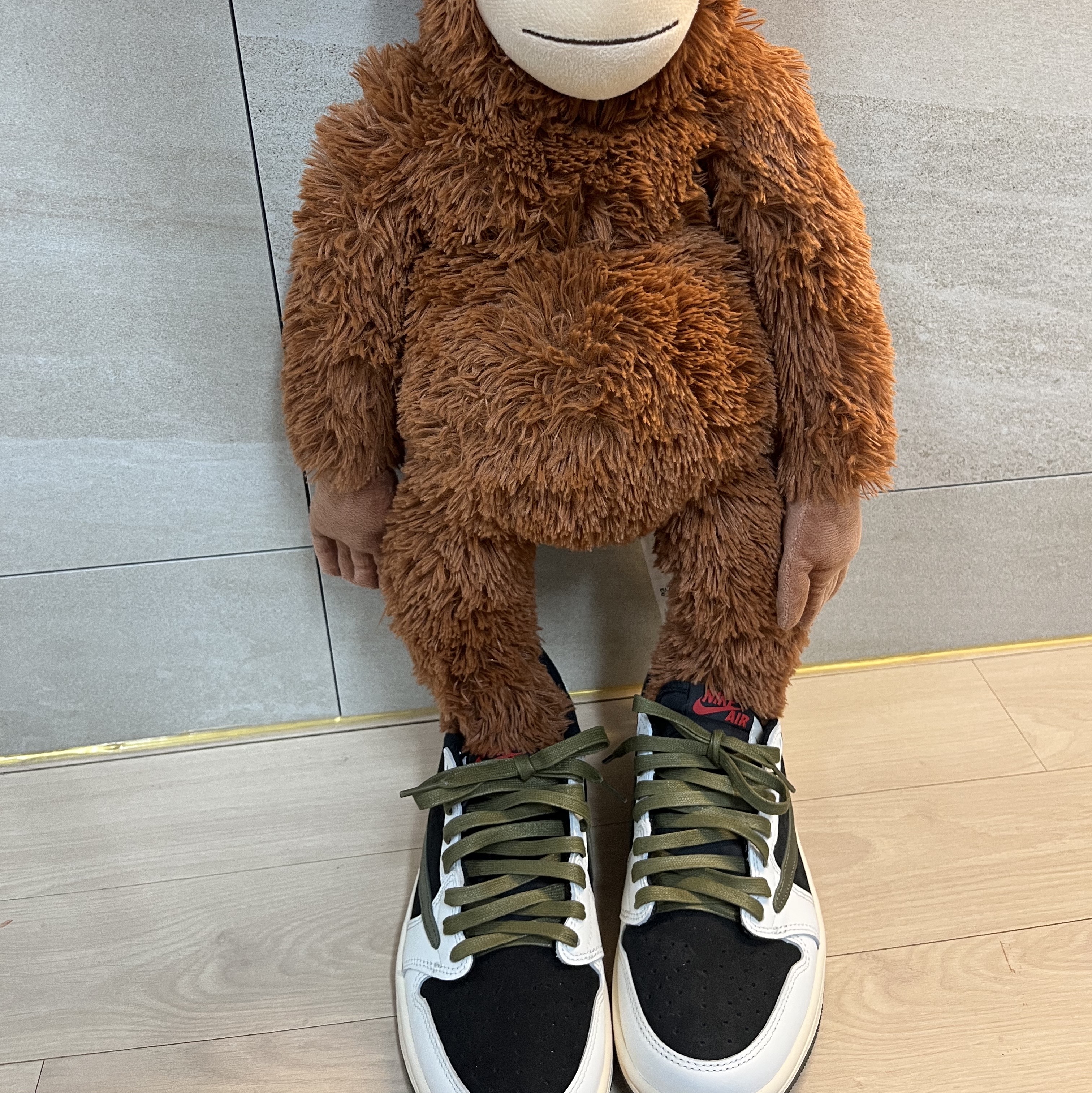 (W) Jordan 1 x Travis Scott Retro Low OG SP Medium Olive 착용 스타일 - 2
