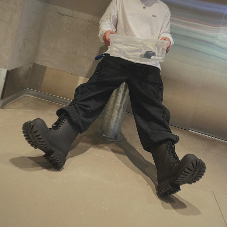 AOP Large Fit Curve Pants Stone Black, Balenciaga XL Army Boots Full Eva Black 착용 스타일 - 1