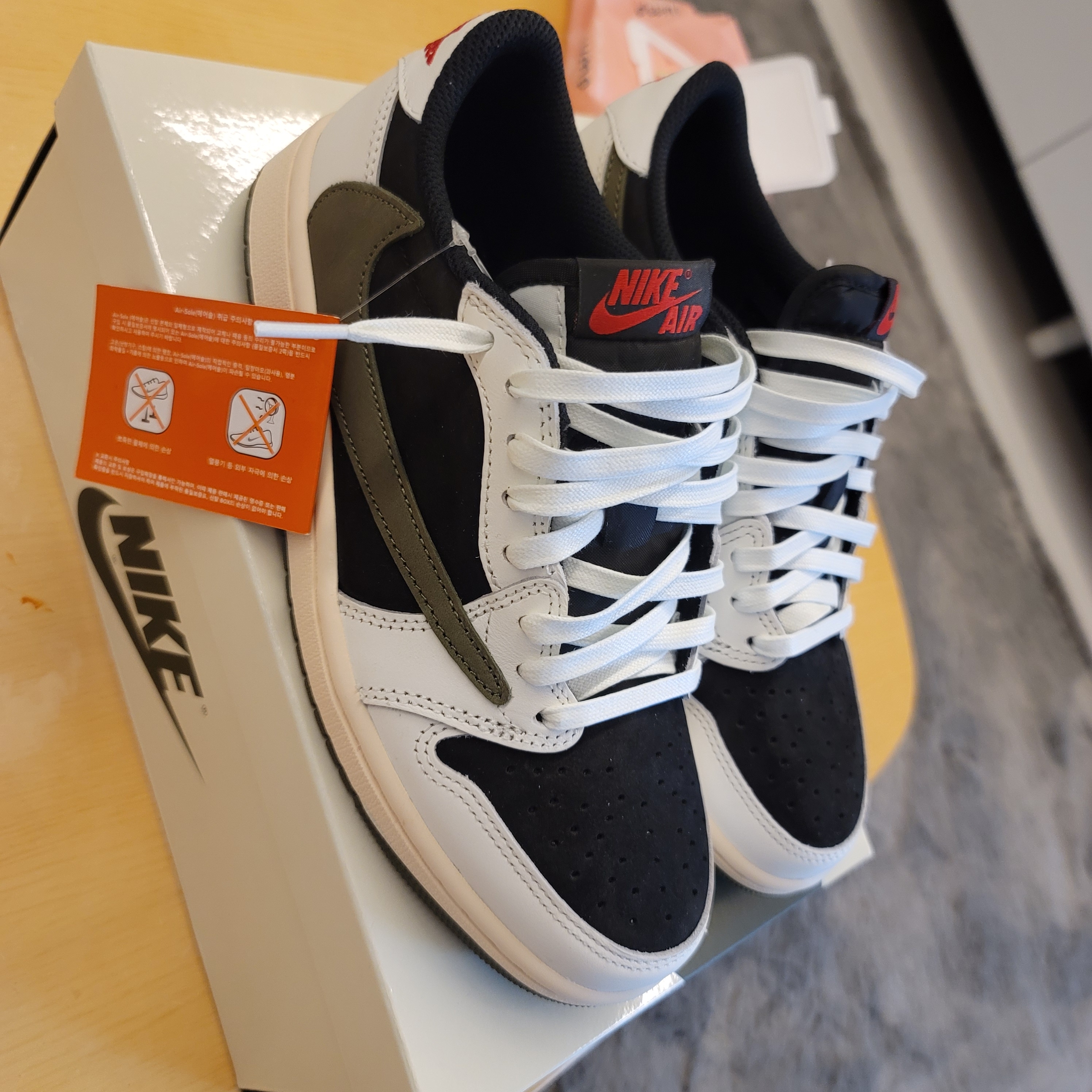 (W) Jordan 1 x Travis Scott Retro Low OG SP Medium Olive 착용 스타일 - 2