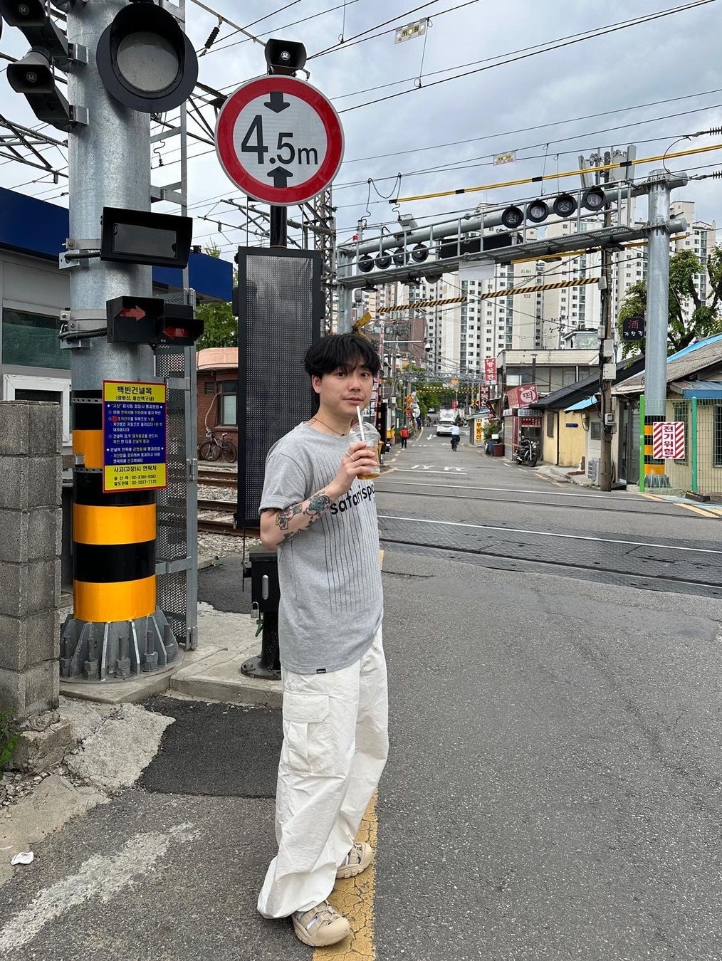 Safarispot Safarispots Magazine Tee Gray 착용 스타일 - 3