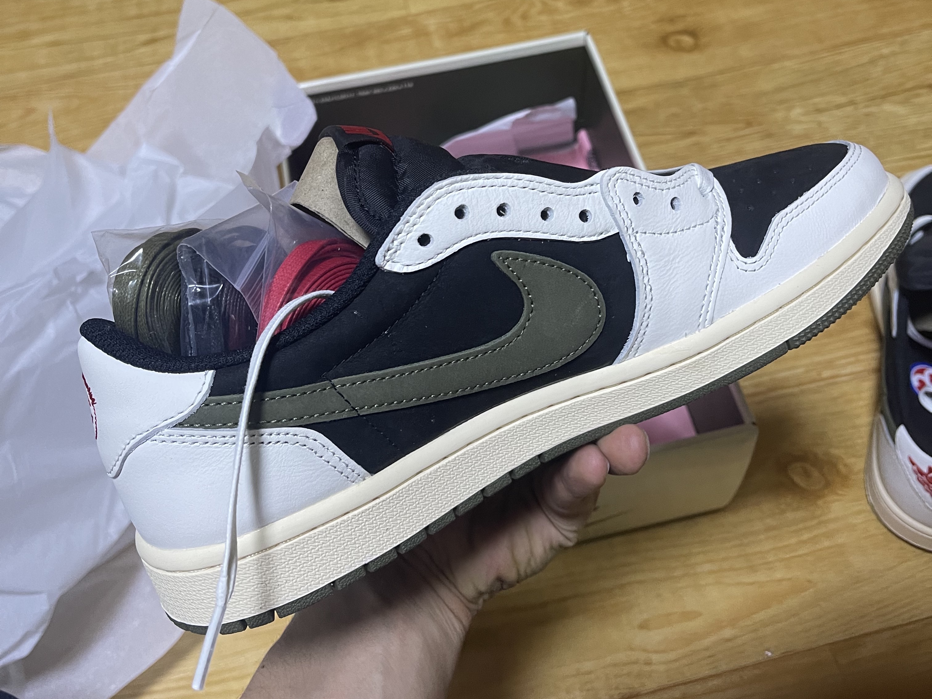 (W) Jordan 1 x Travis Scott Retro Low OG SP Medium Olive 착용 스타일 - 2