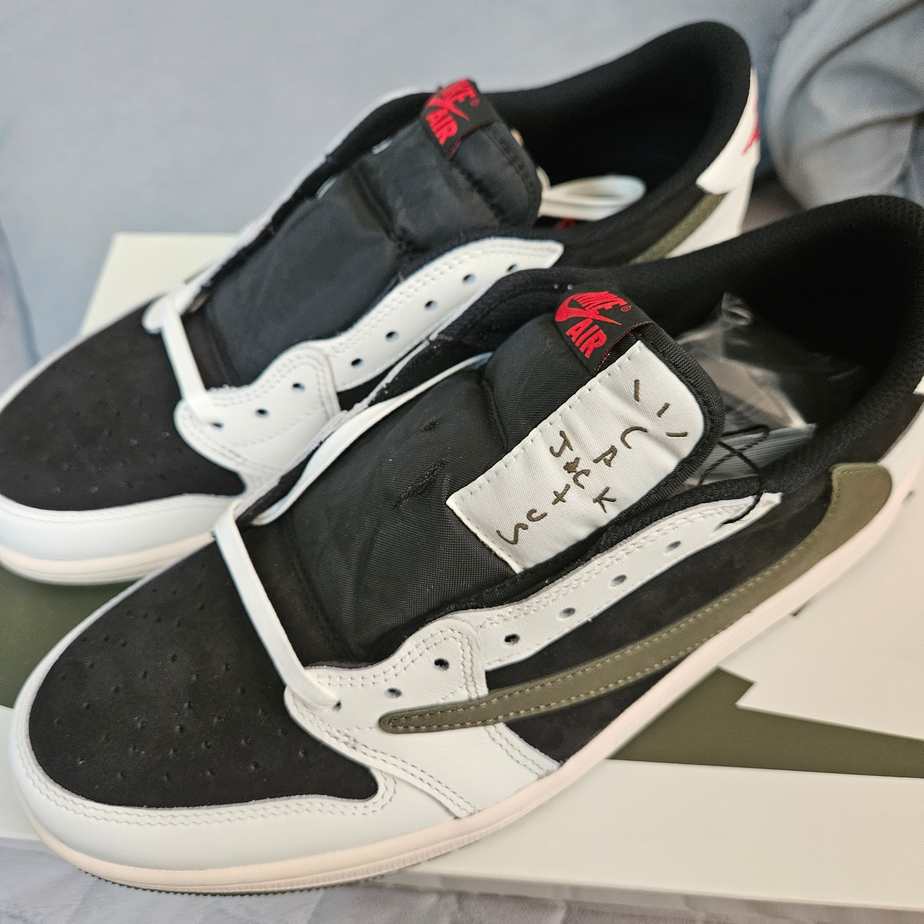 (W) Jordan 1 x Travis Scott Retro Low OG SP Medium Olive, Jordan 1 x Travis Scott Retro Low OG SP Sail and Ridgerock 착용 스타일 - 2