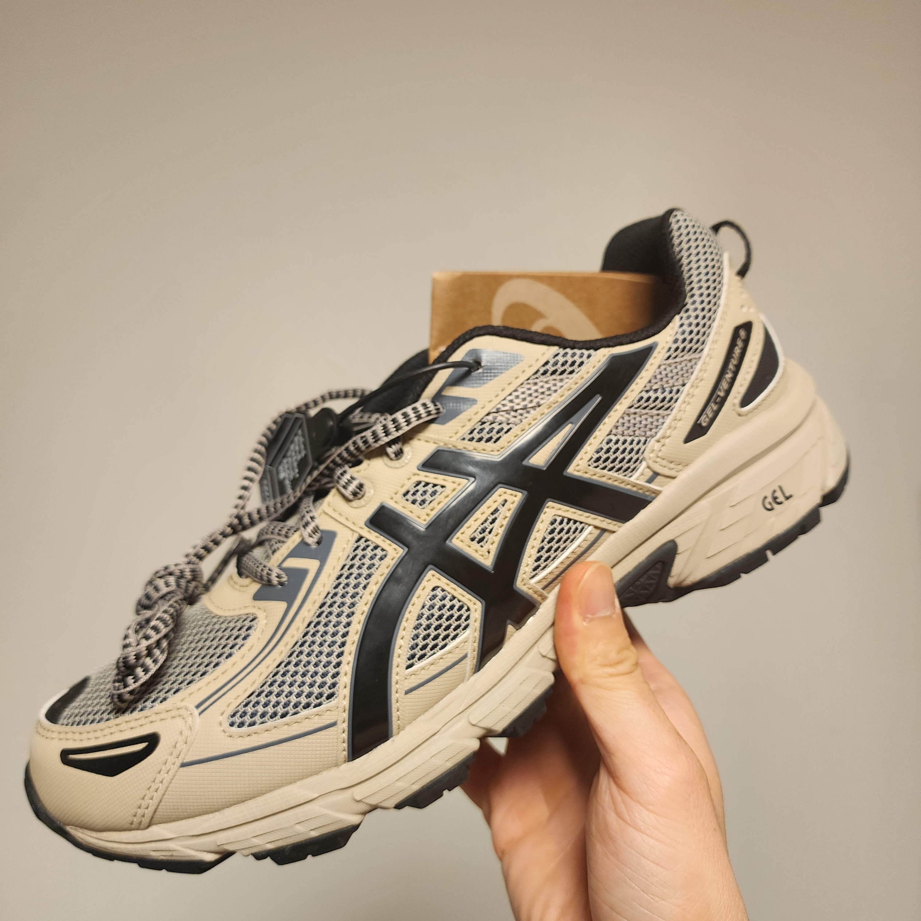 Asics Gel-Venture 6 Feather Grey Black 착용 스타일 - 1