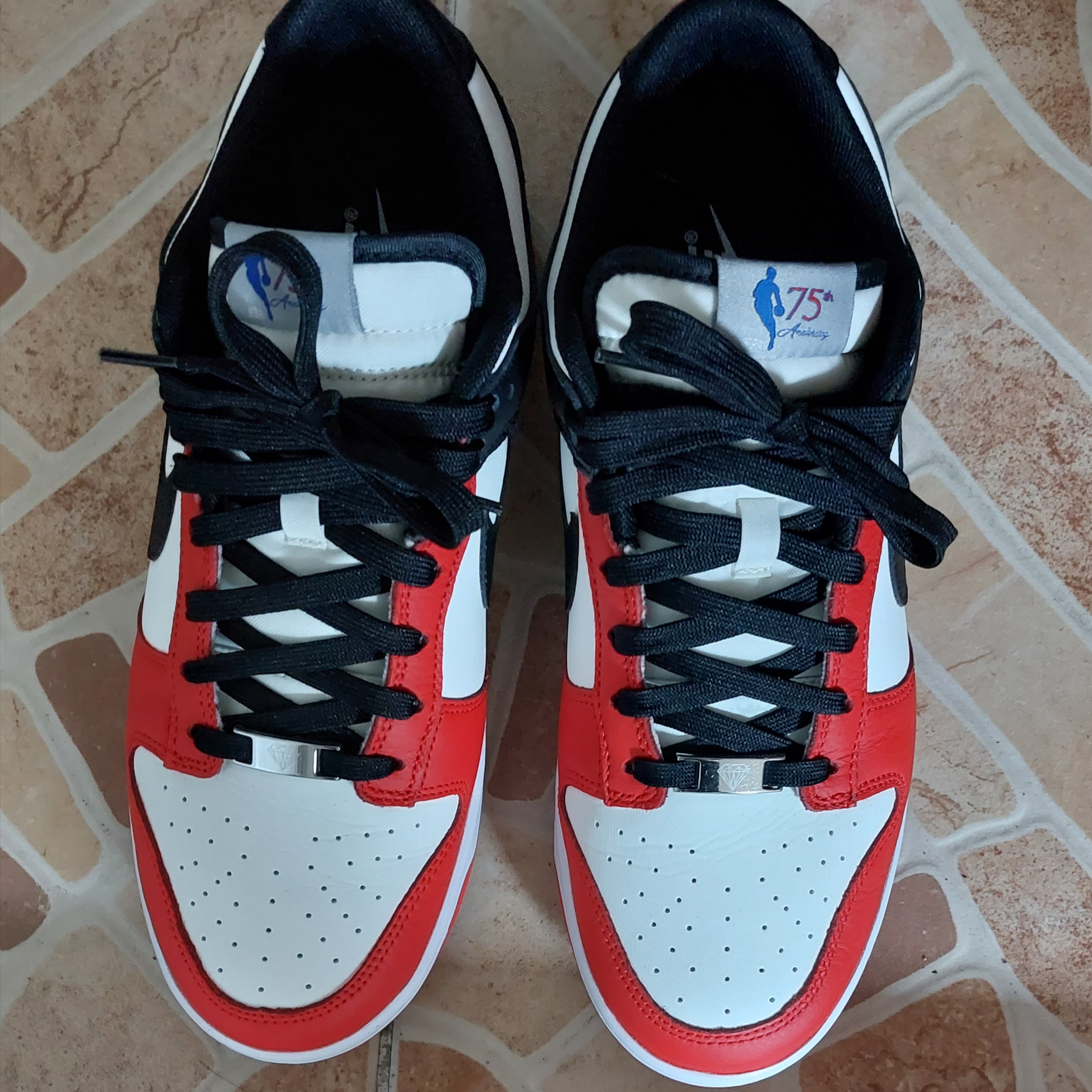 Nike x NBA Dunk Low Retro EMB Black and Chile Red 착용 스타일