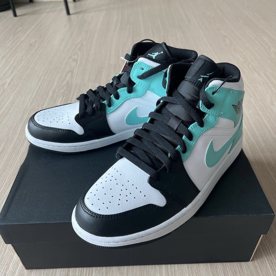 Jordan 1 Mid Tropical Twist 착용 스타일
